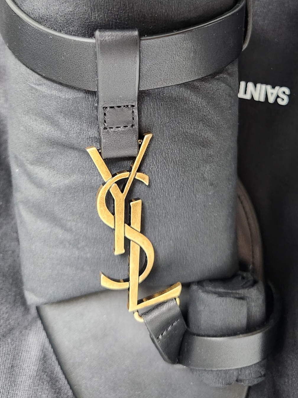 (W) Saint Laurent Cassandra Flat Sandals in Smooth Leather with Gold Monogram Black 착용 스타일