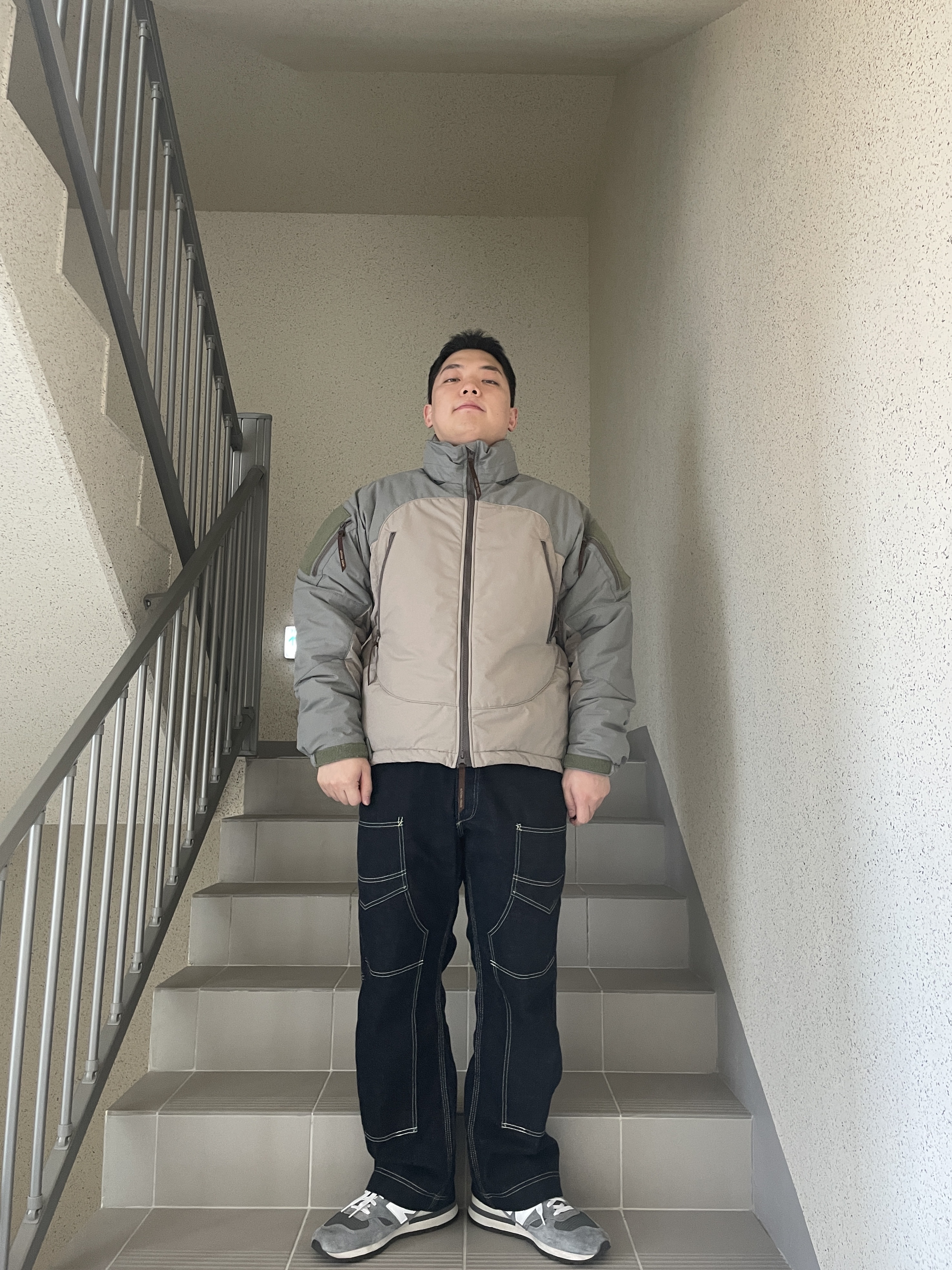 뉴발란스 990v1 메이드 인 USA 그레이 화이트 착용 스타일 - 3