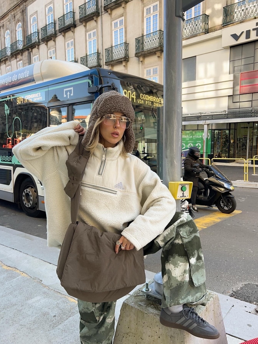 Matin Kim Fleece Solid Trapper Hat Ivory, New Balance Essential Reversible Fleece Trapper Hat Beige 착용 스타일 - 4