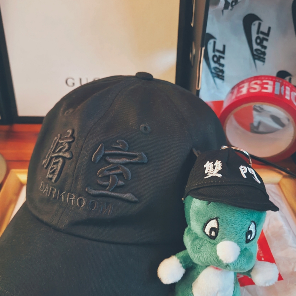 Darkr8m Studio x Dooly Ssangmun Dooly Keyring Green, Darkr8m Studio Black Logo Cap 착용 스타일