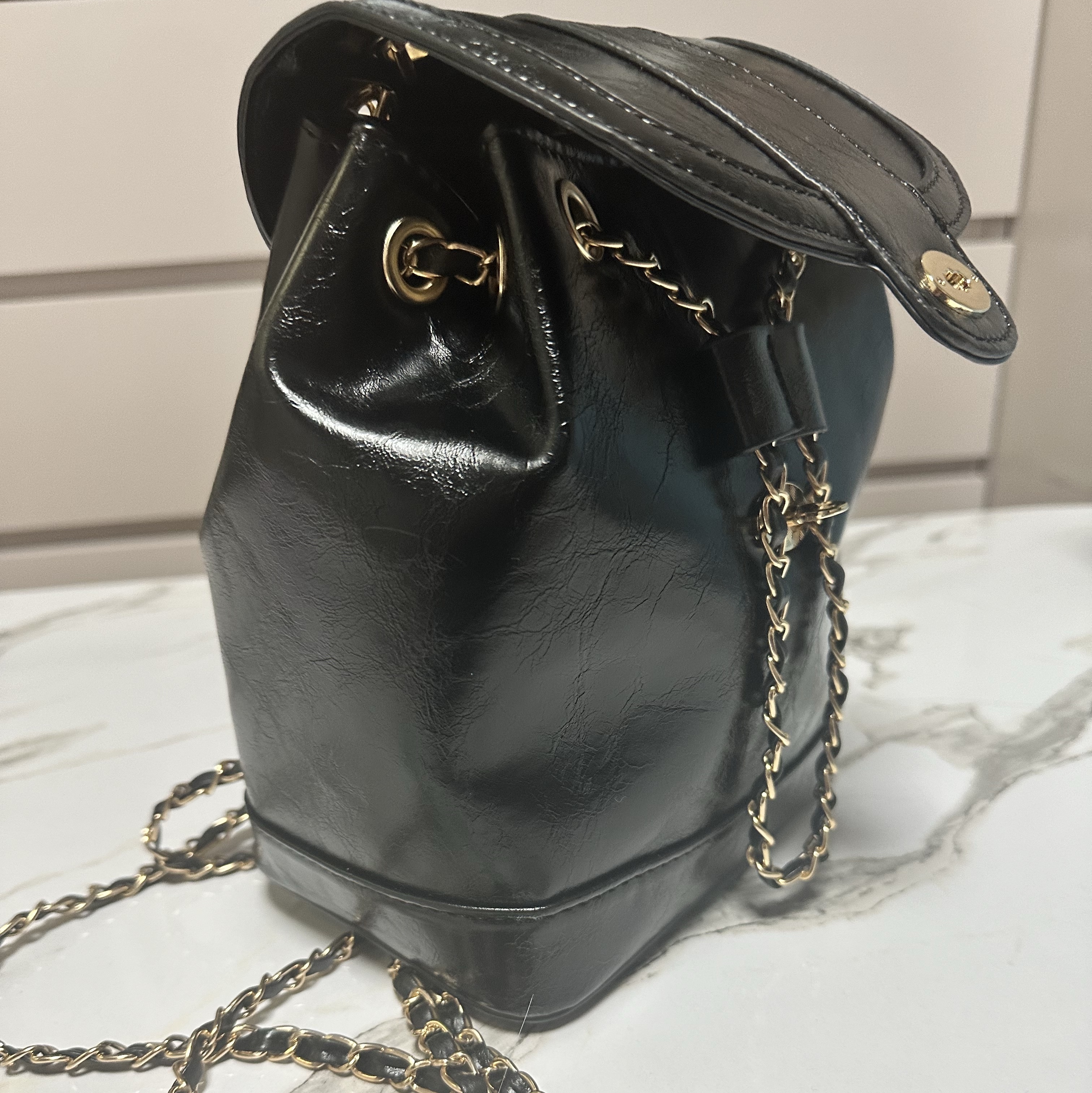 Cardinal Red Hawoo-A Bag Black Gold 착용 스타일 - 2