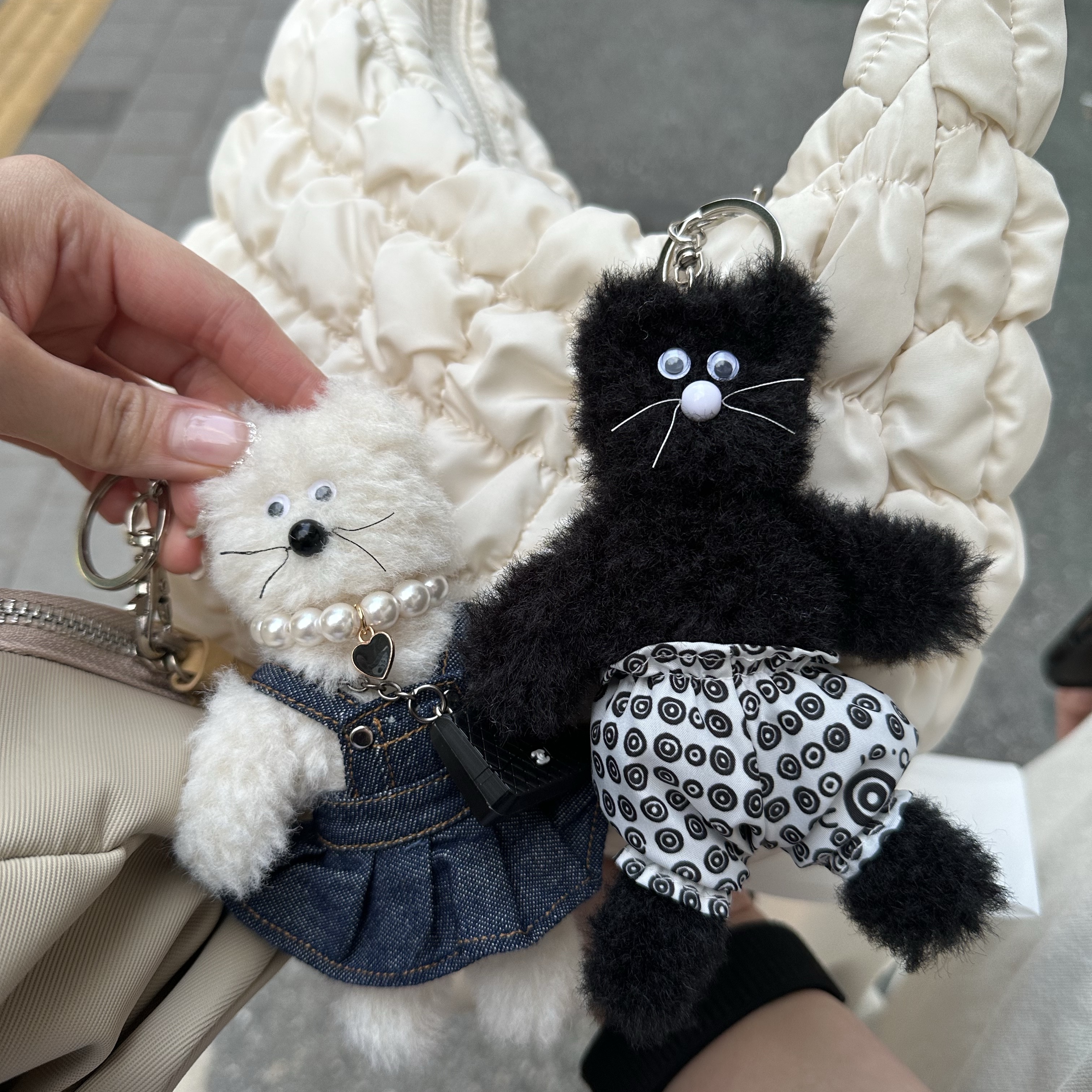 [KREAM 단독] Monamhee Creami Keyring Cream, Monamhee x 10 Corso Como Bianco Keyring Black 착용 스타일