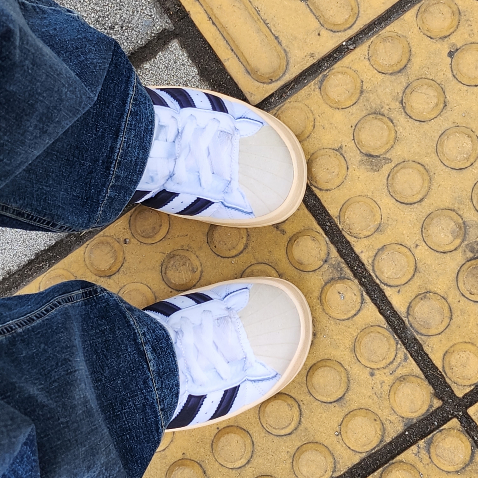 Adidas Puffylette Superstar Cloud White 착용 스타일