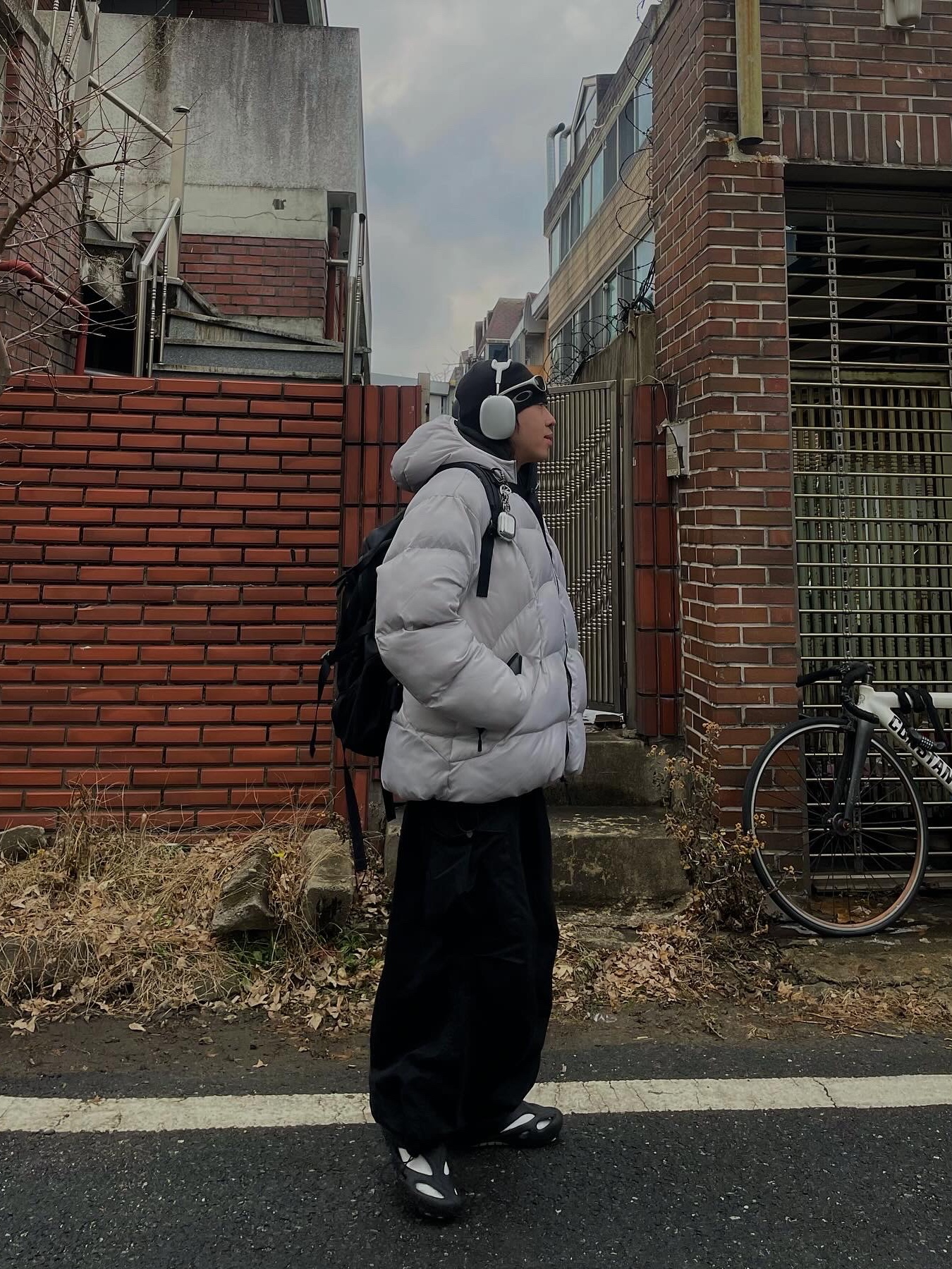 Montbell Polarized Trekking Glasses Silver Light Gray, Apple AirPods Max Lightning Silver (Korean Ver.) 착용 스타일 - 4