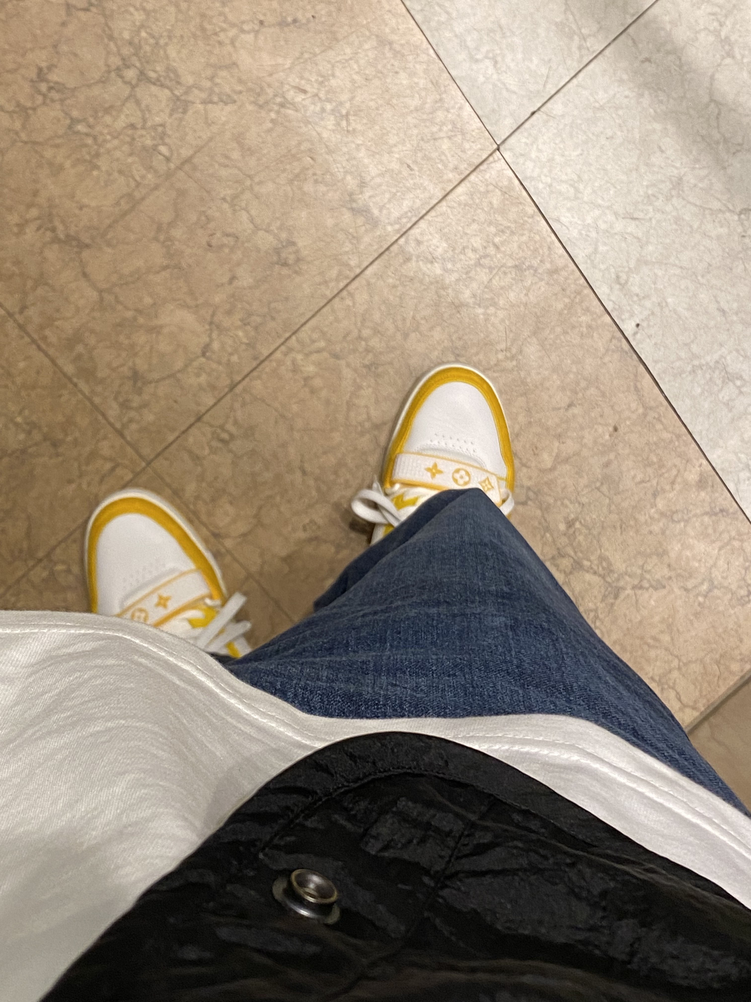 Louis Vuitton LV Trainer Sneakers Monogram Denim Black, Louis Vuitton Velcro Strap LV Trainer Sneaeker Monogram Denim Yellow 착용 스타일 - 2