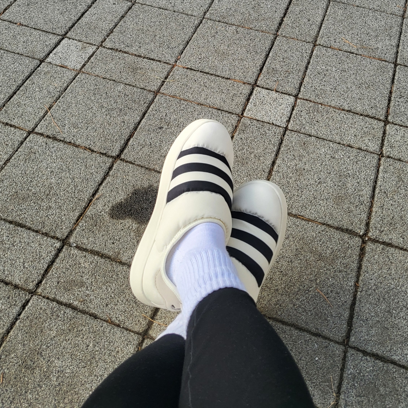 Adidas Puffylette Off White 착용 스타일