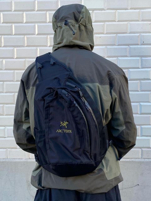Arc'teryx Quiver Crossbody Pack Black Ash 착용 스타일