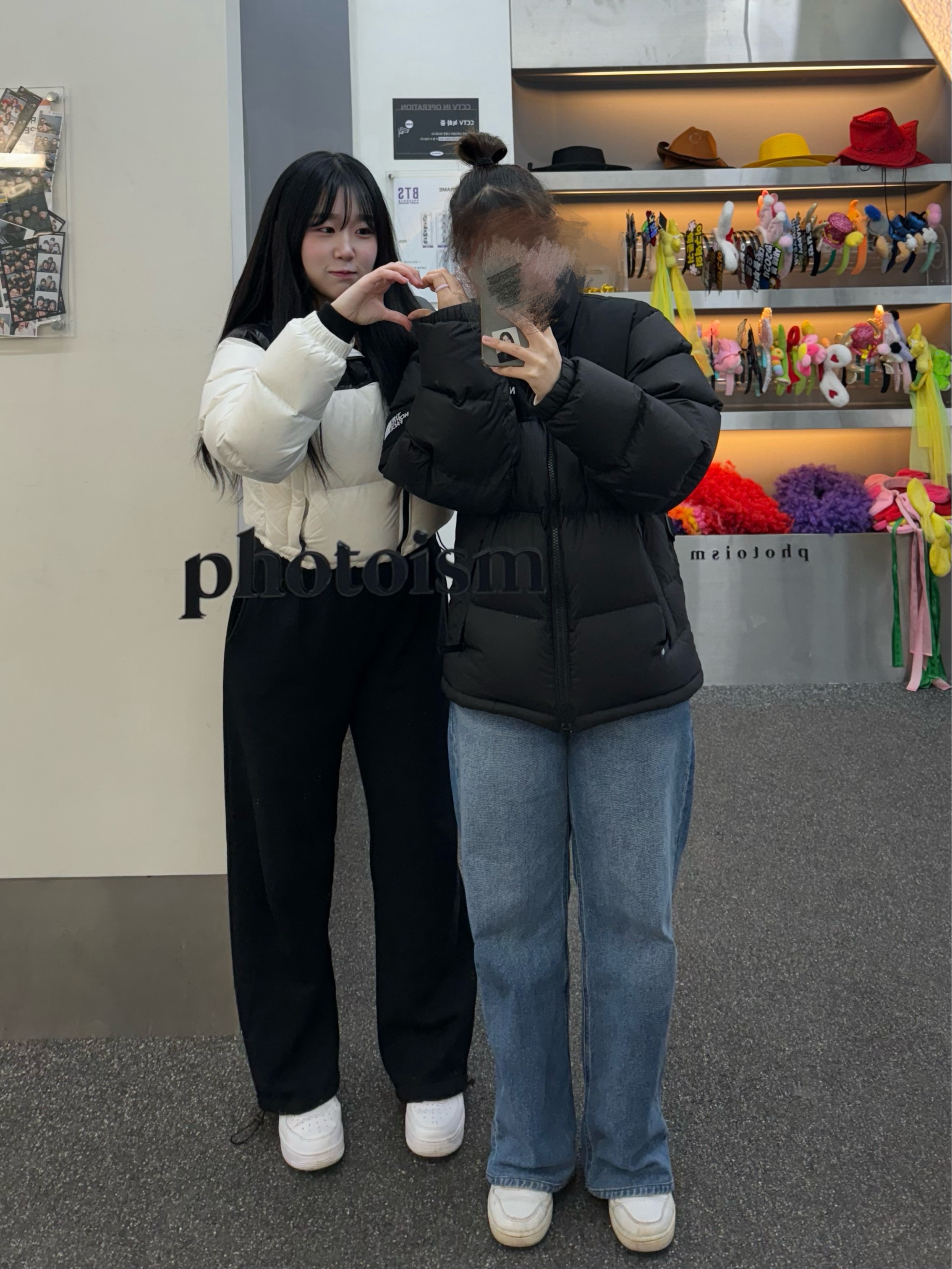 (W) 노스페이스 화이트 라벨 눕시 숏 자켓 화이트, (W) 나이키 에어포스 1 '07 로우 화이트 착용 스타일 - 2