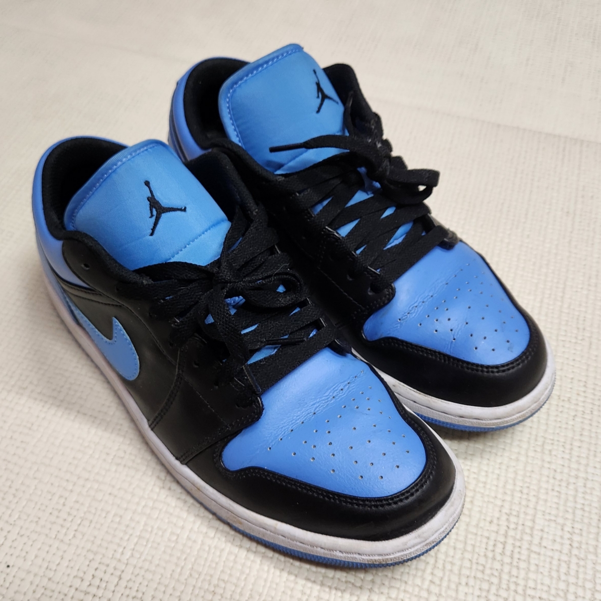 Jordan 1 Low Black University Blue 착용 스타일 - 1