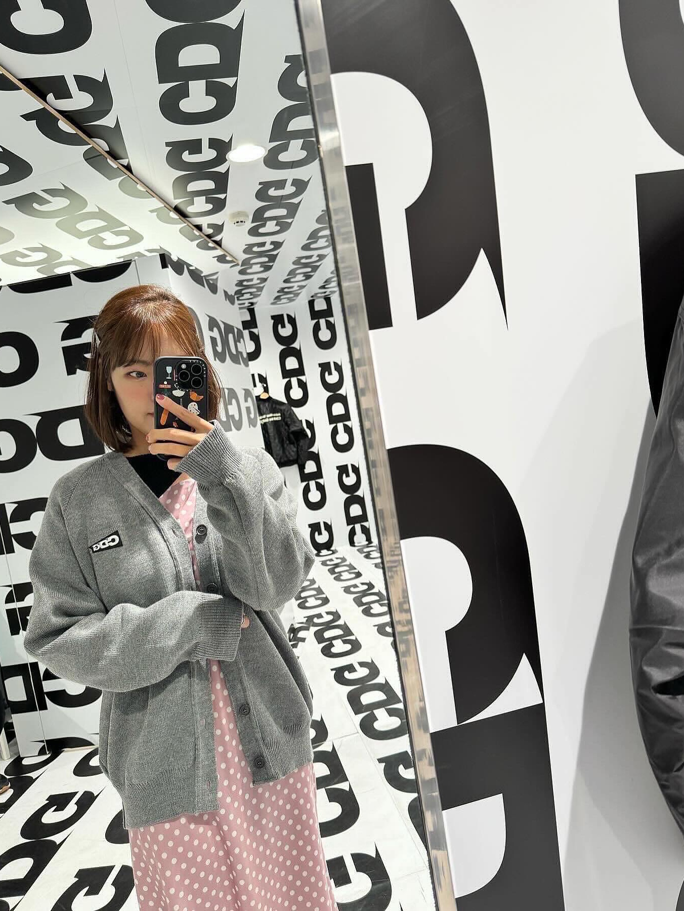 CDG Patch V-Neck School Cardigan Grey 착용 스타일