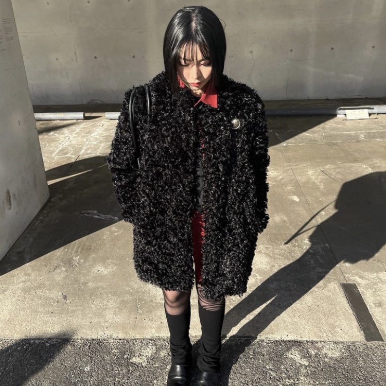 Yunse Women Eco Fur Coat Black 착용 스타일 - 1