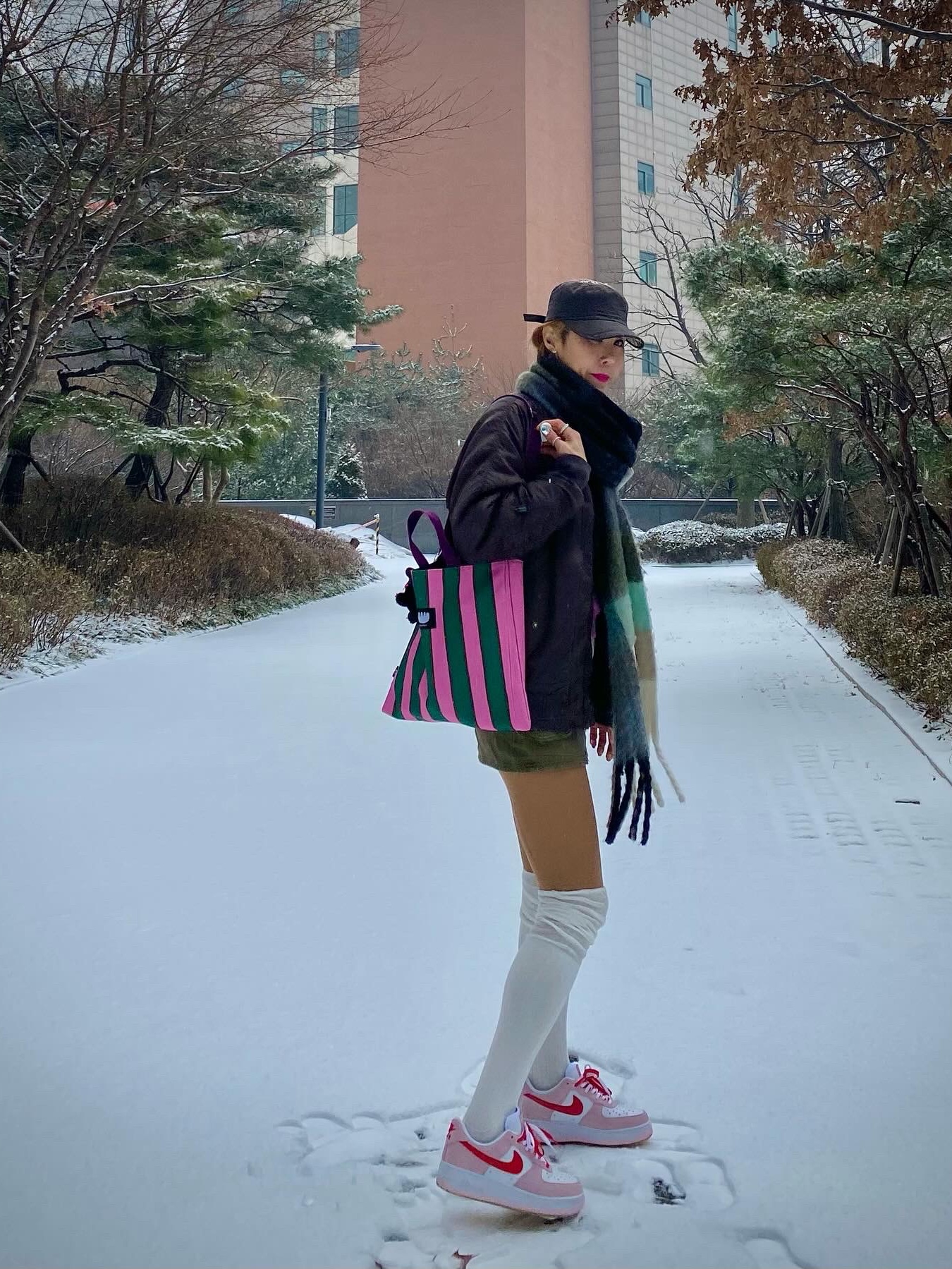 Nike Air Force 1 '07 QS Valentine's Day, Acne Studios Mohair Check Muffler Grey Green Black 착용 스타일 - 2
