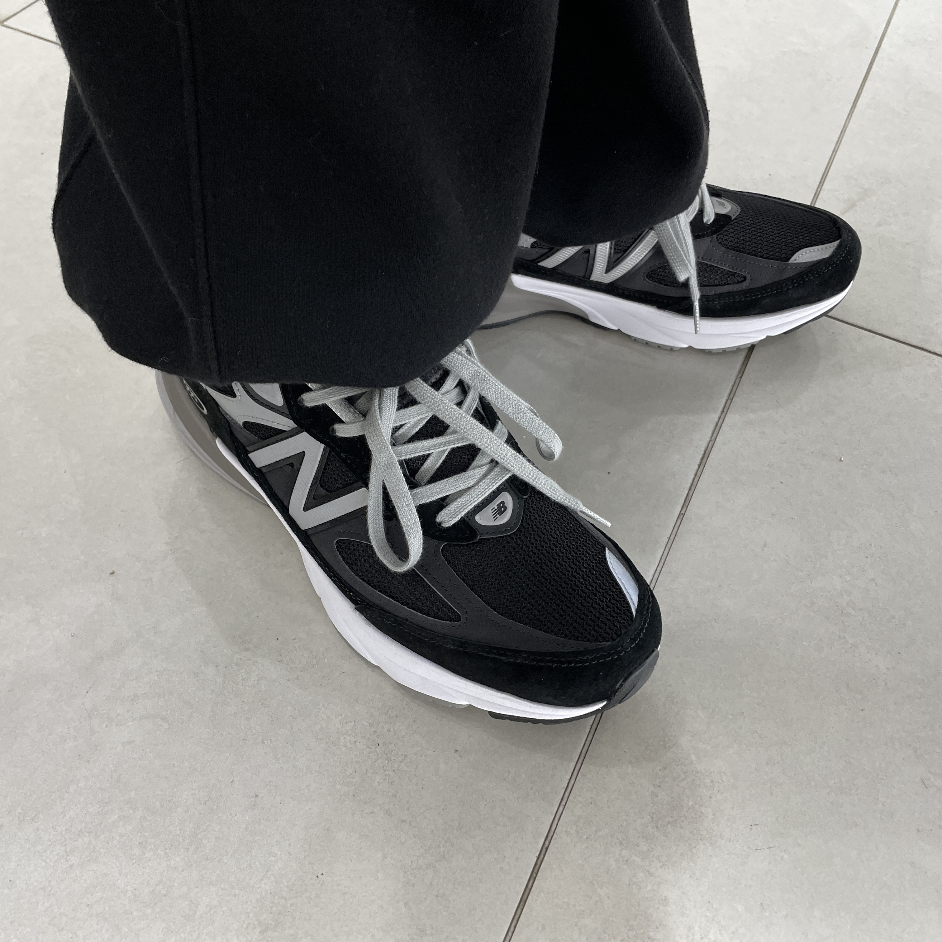 New Balance 990v6 Made in USA Black White 착용 스타일 - 1