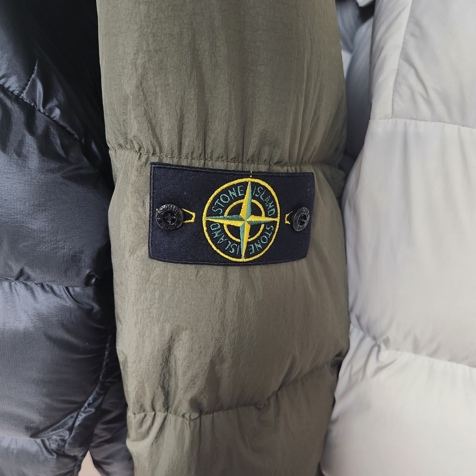 Stone Island 40723 Garment Dyed Crinkle Reps Recycled Nylon Hooded Down Jacket Olive Green - 23FW 착용 스타일 - 2