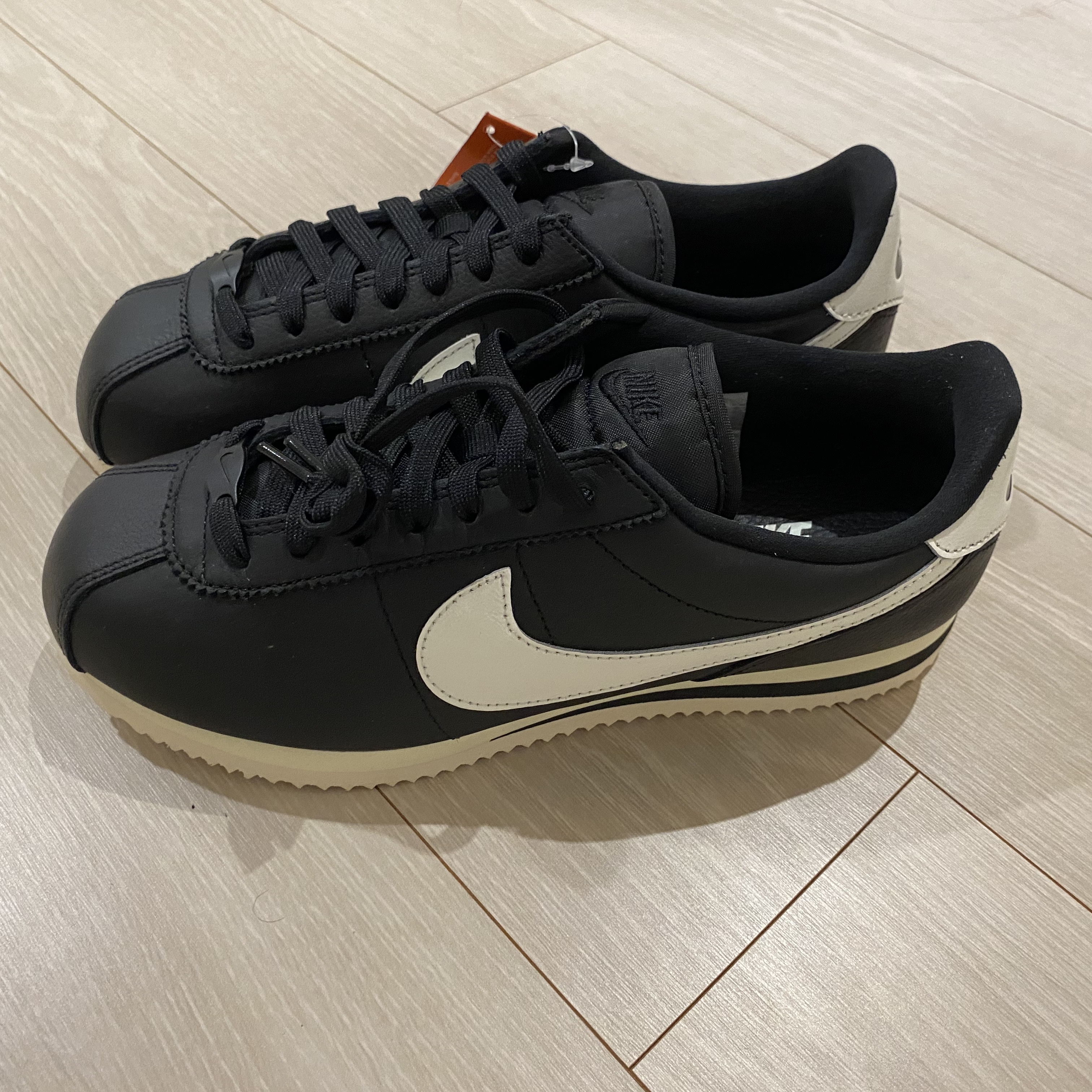 (W) Nike Cortez Black and Sail 착용 스타일