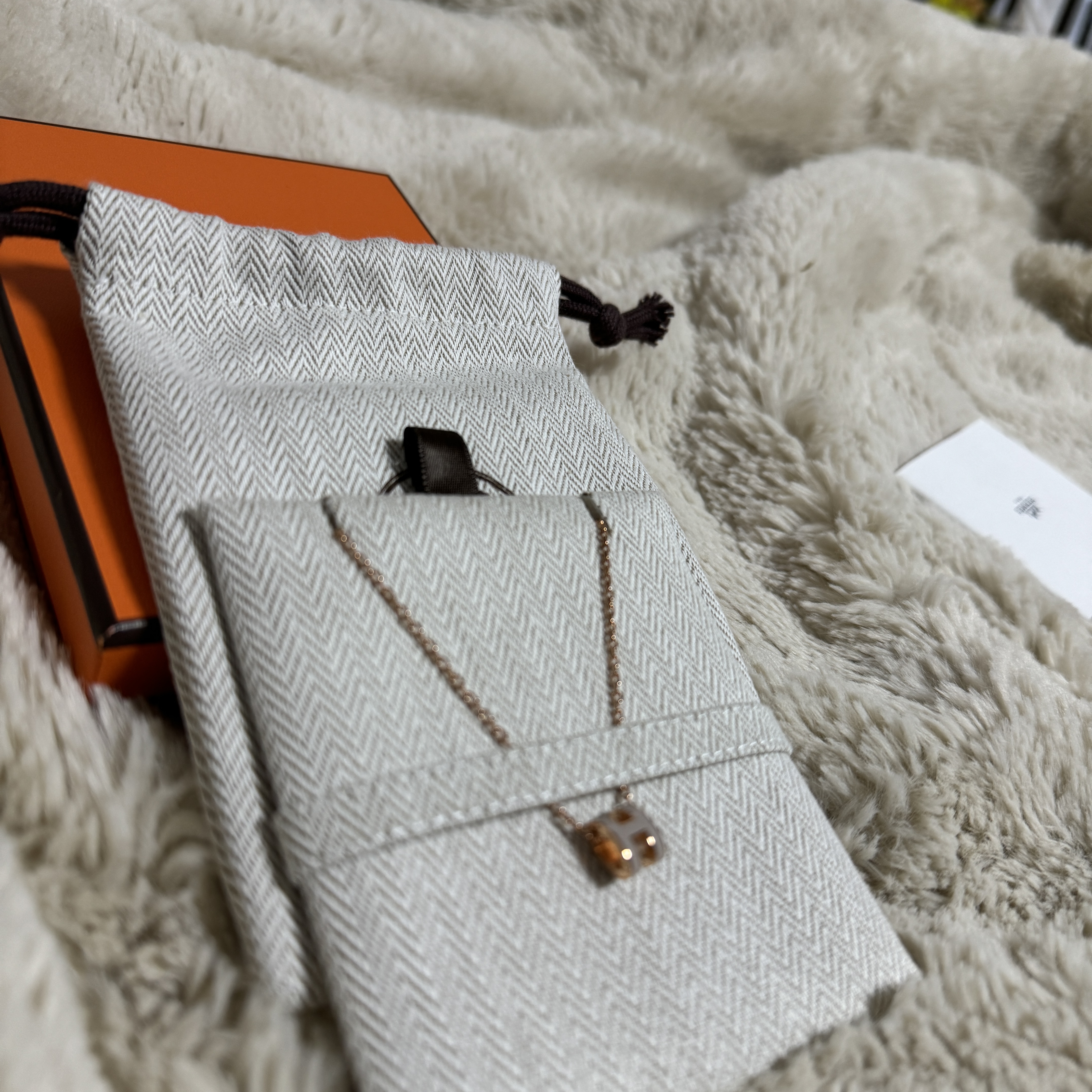 (W) Hermes Mini Pop H Pendant Rose Gold & Marron Glace 착용 스타일 - 2