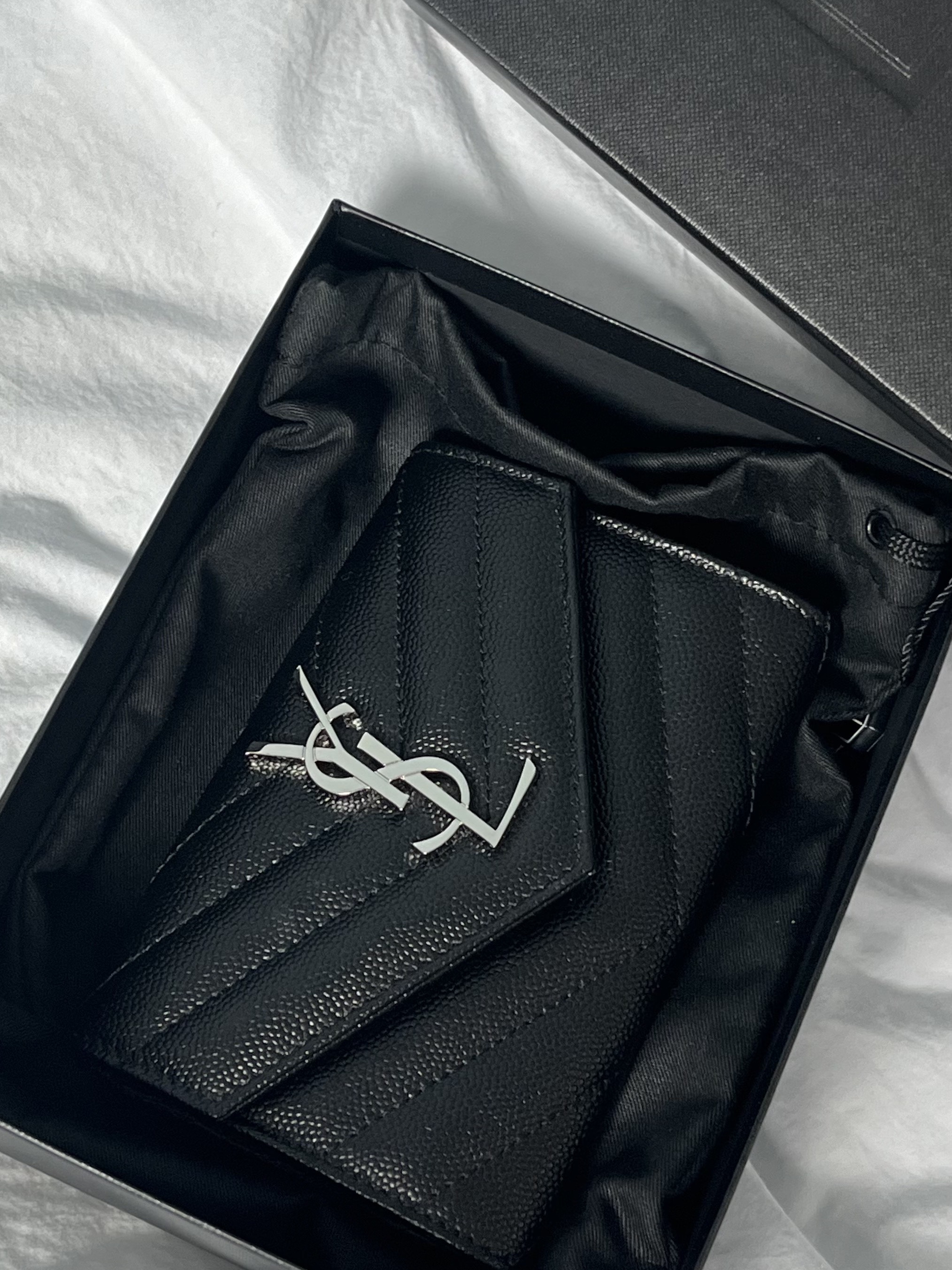 Saint Laurent Cassandre Matelasse Small Envelope Wallet in Grain de Poudre Embossed Leather Black Silver 착용 스타일 - 2