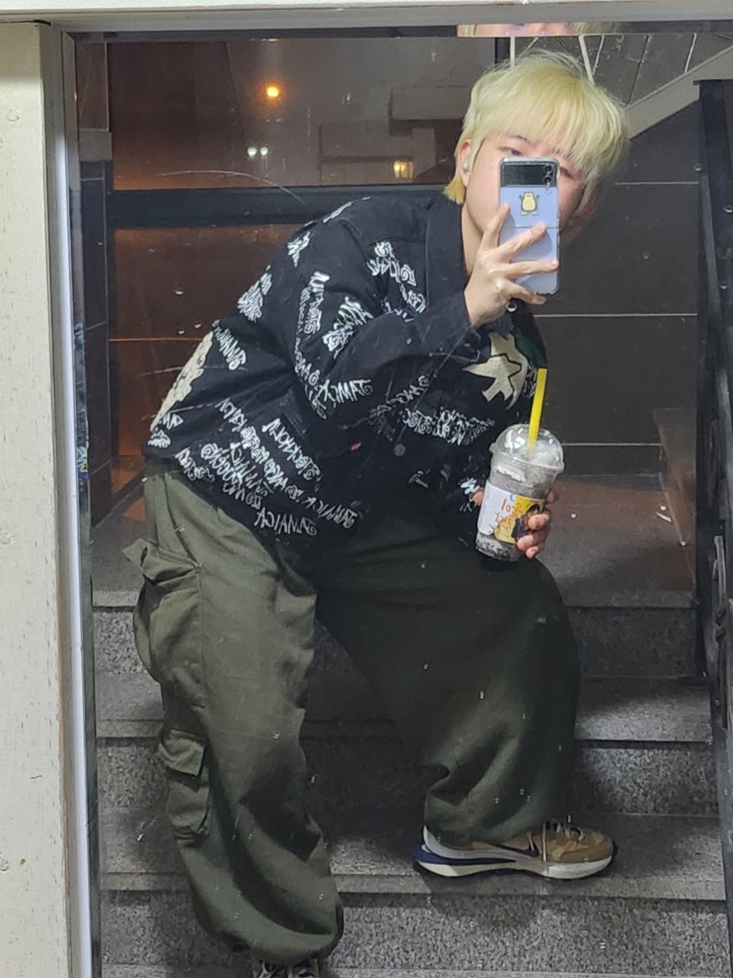 Stussy x Our Legacy x Denim Tears TTL Denim Jacket Black, Nike x Sacai VaporWaffle Sesame and Blue Void 착용 스타일