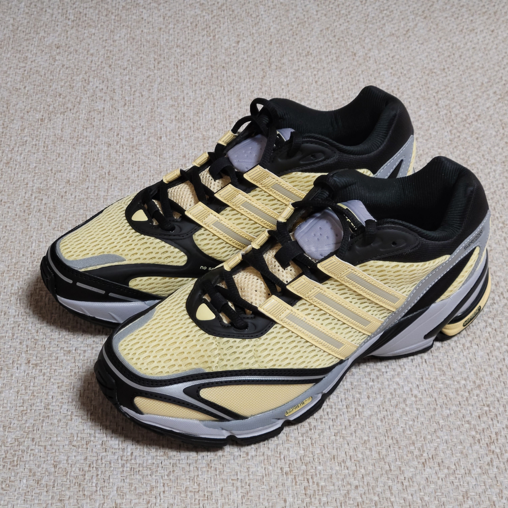 Adidas Supernova Cushion 7 Almost Yellow 착용 스타일 - 3