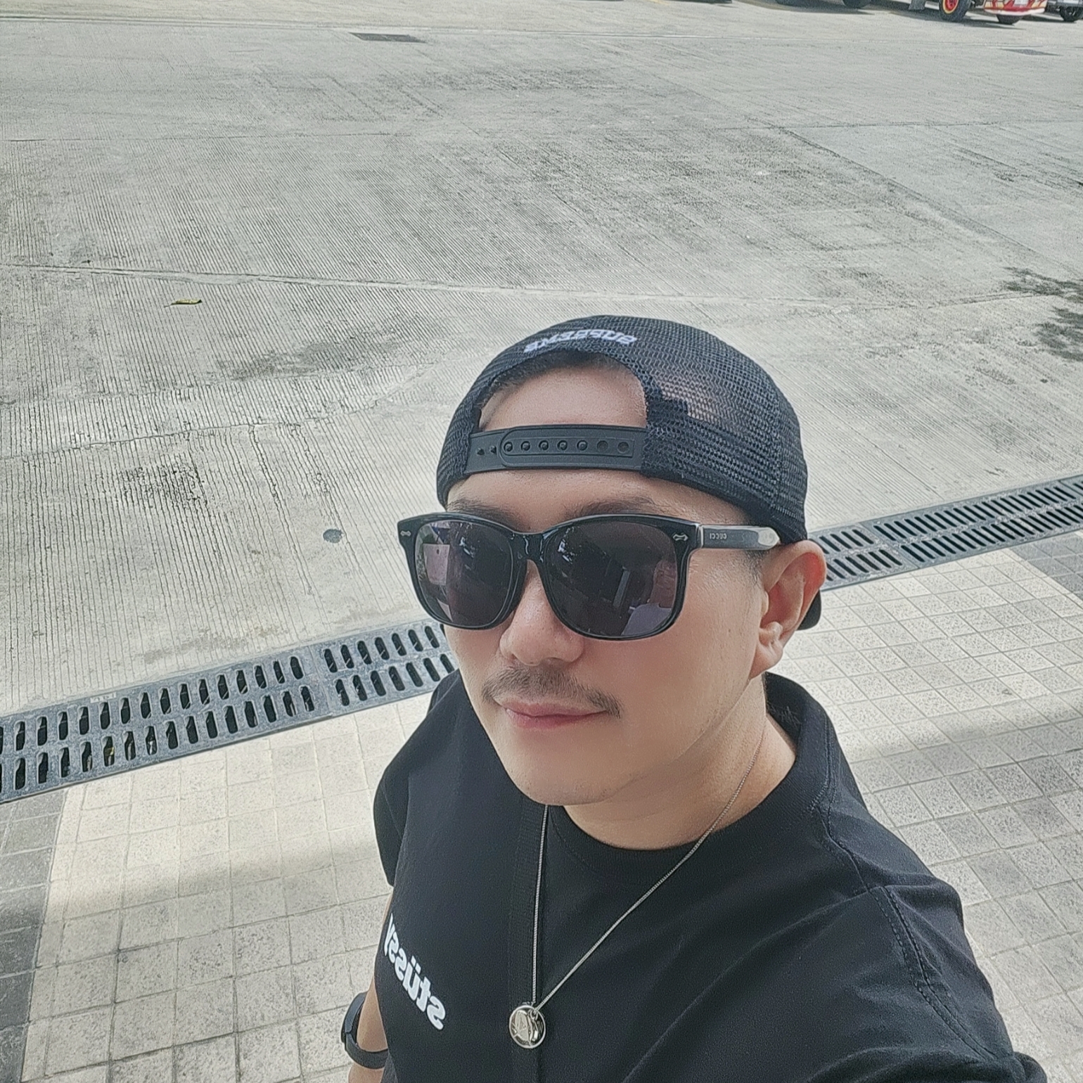 Stussy Popsicle T-Shirt Black, Gucci Rectangular Frame Sunglasses Pearl Black 착용 스타일 - 2