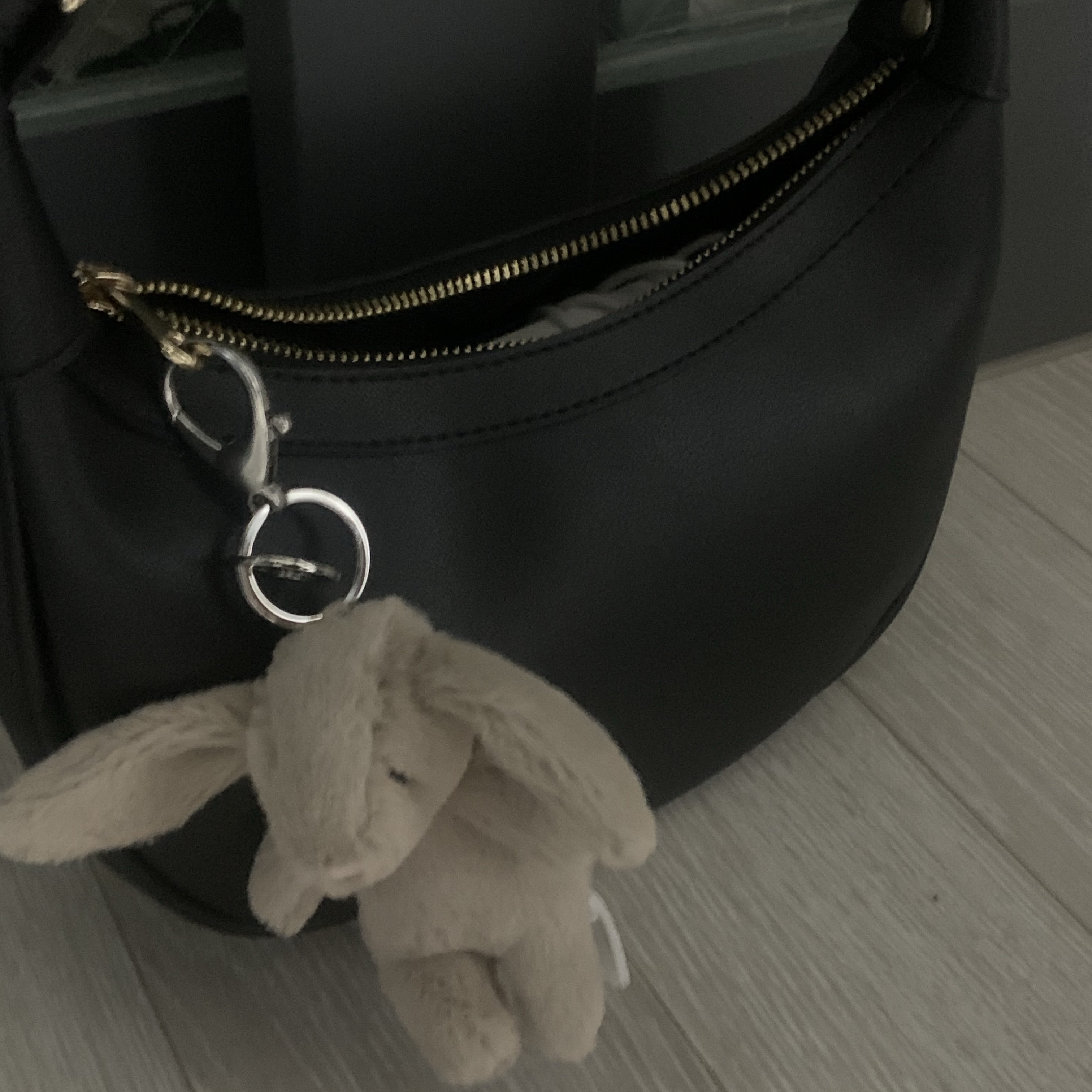 Jellycat Bashful Bunny Bag Charm Beige 착용 스타일