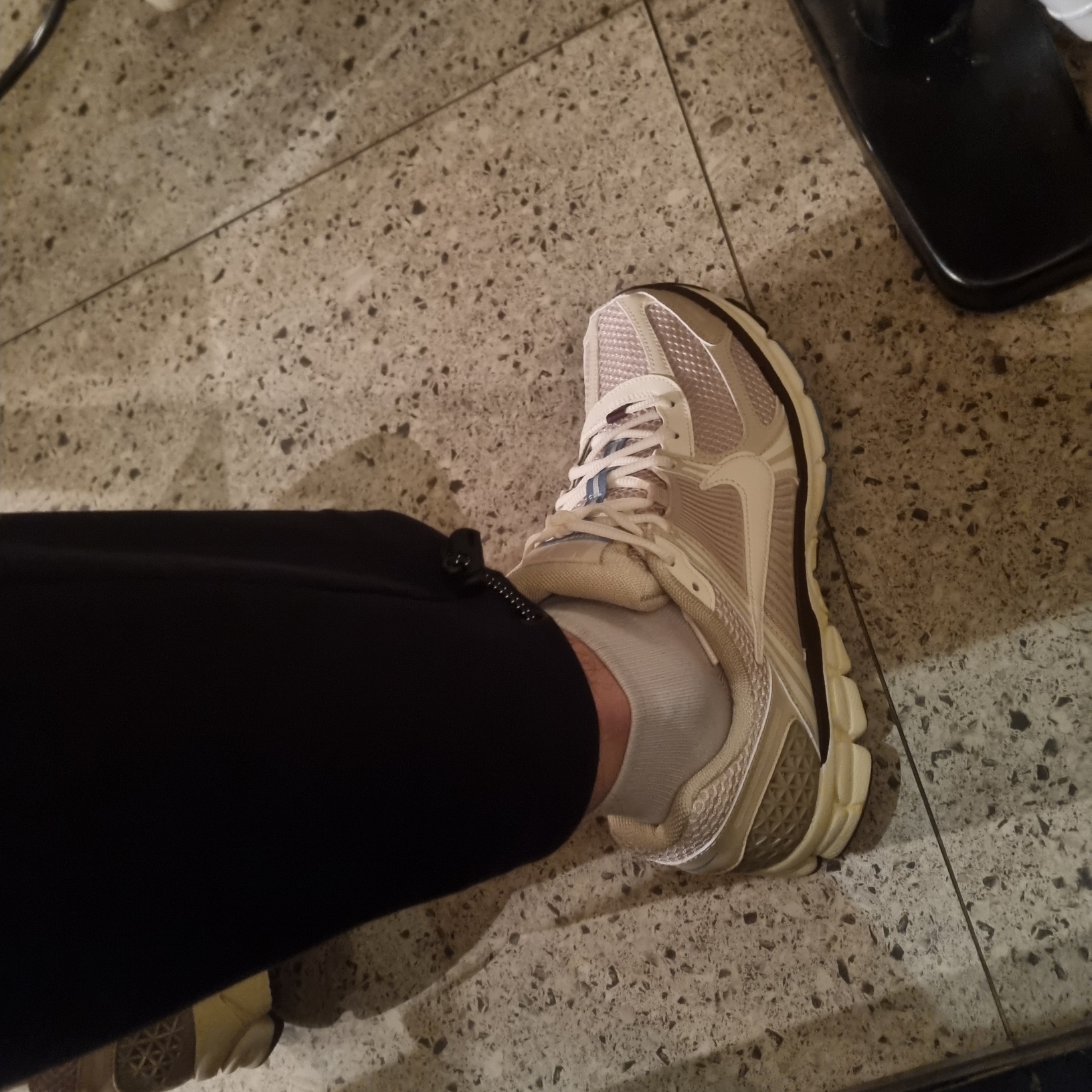 (W) Nike Zoom Vomero 5 Oatmeal 착용 스타일
