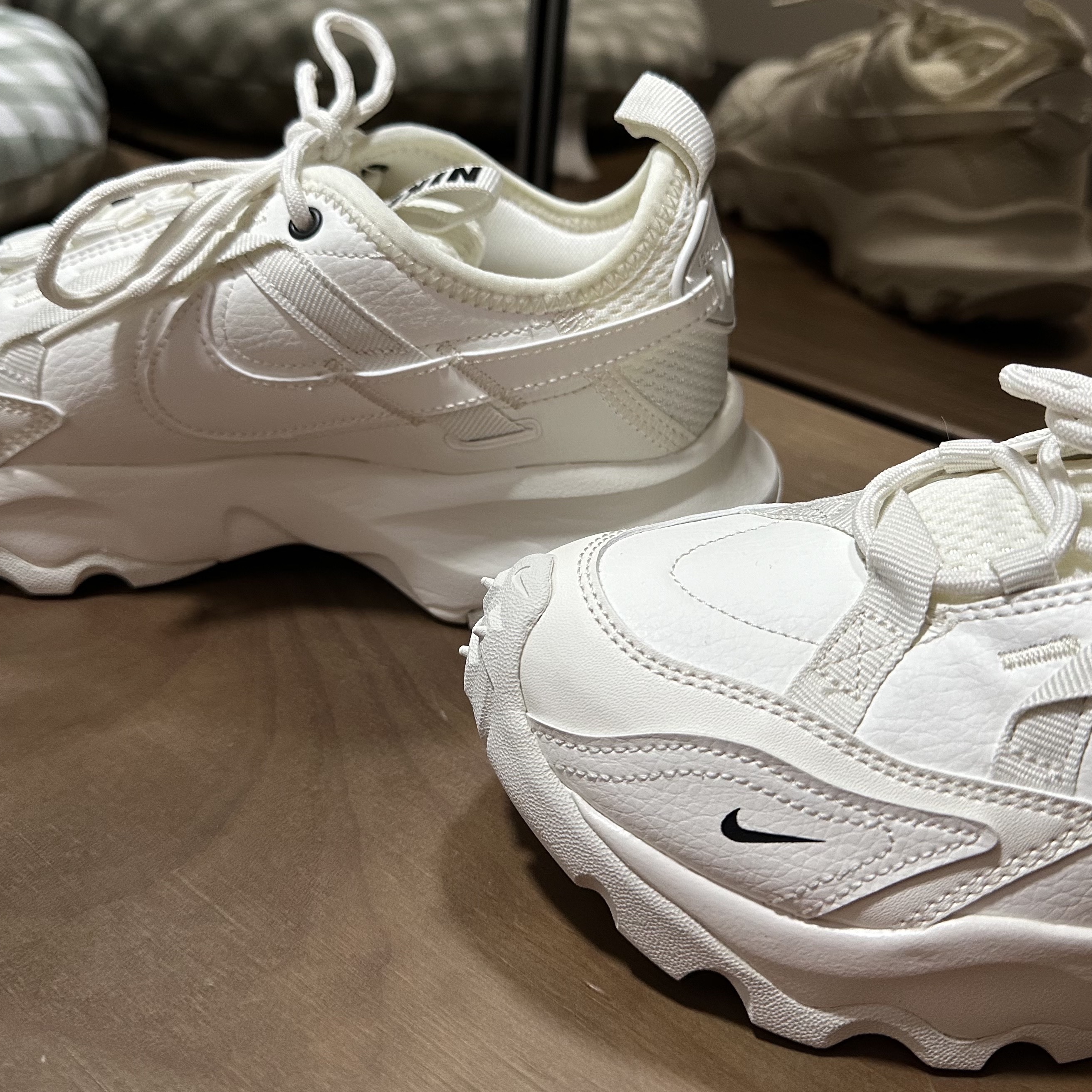 (W) Nike TC 7900 Summit White 착용 스타일 - 4