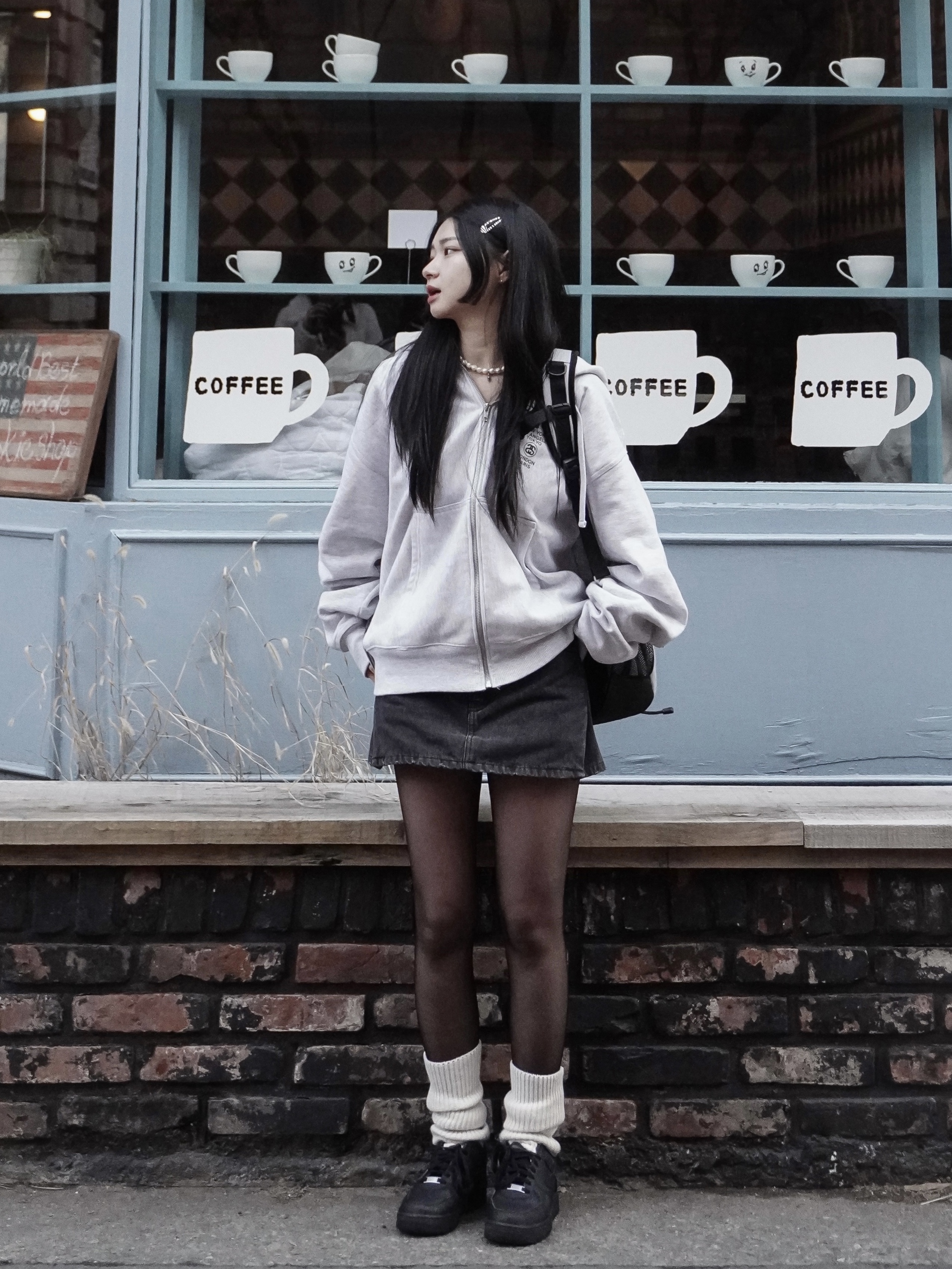 Stussy World Tour Zip Hoodie Ash Heather 2023, Nike x Supreme Air Force 1 Low Black 착용 스타일 - 1