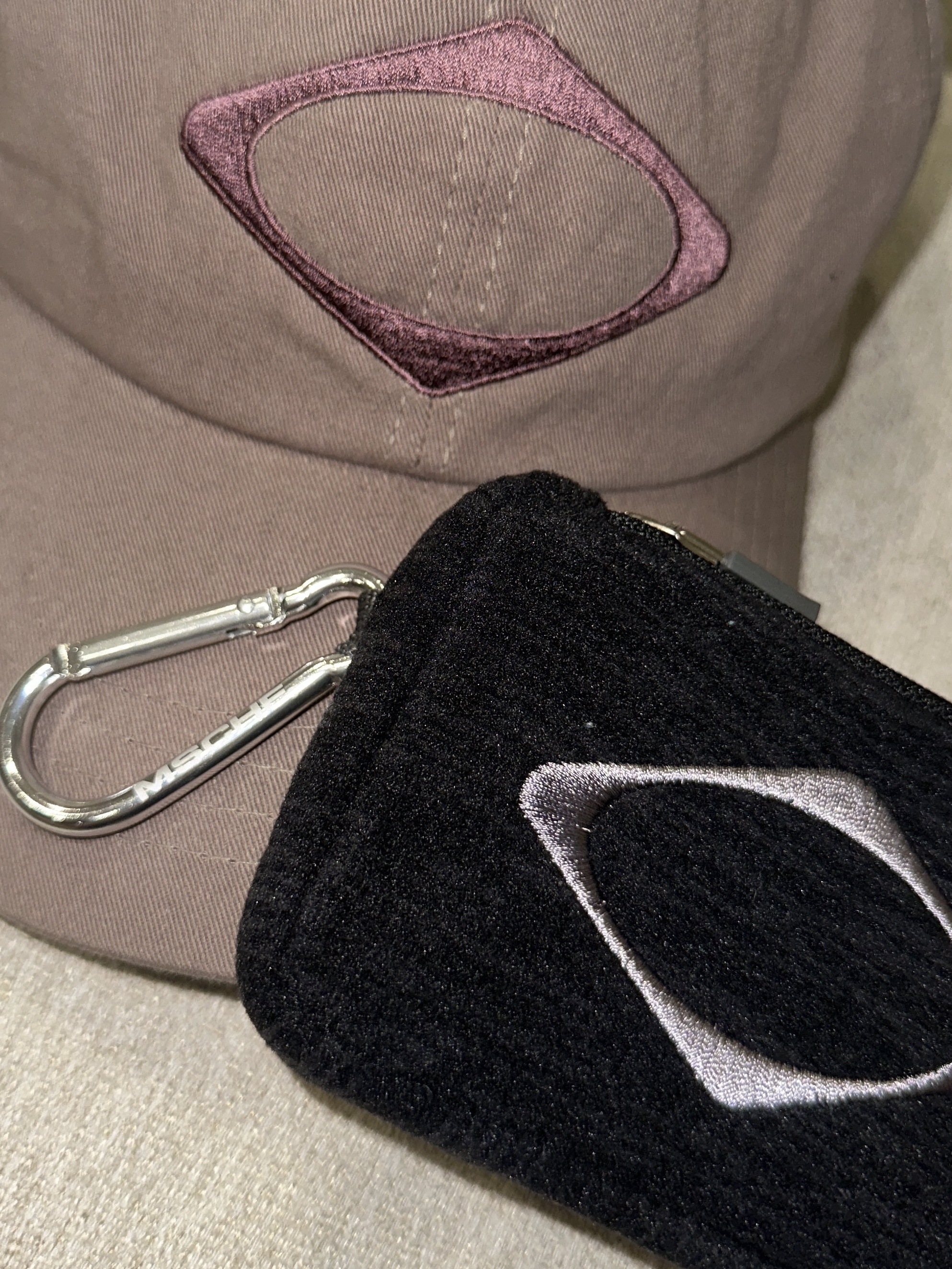 Mischief Rhombus Ball Cap Pink Brown, Mischief Rhombus Carabiner Mini Pouch Charcoal 착용 스타일 - 3