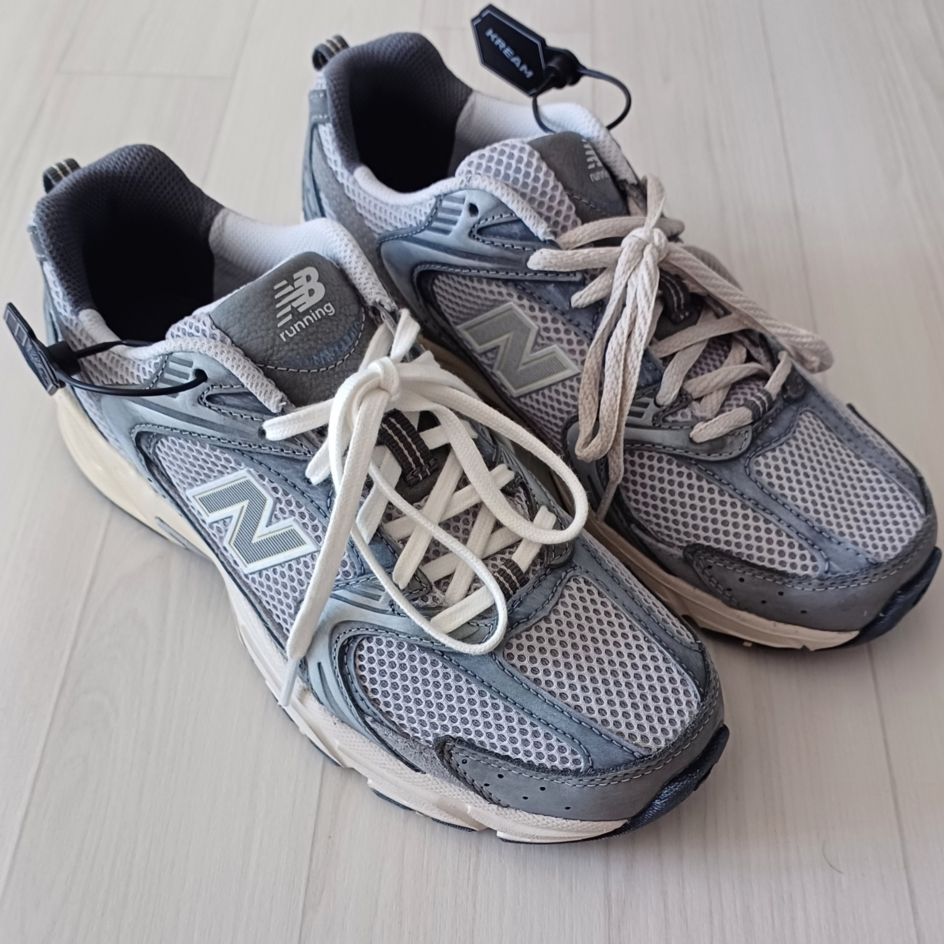 New Balance 530 Premium Vintage Grey Matter 착용 스타일 - 1