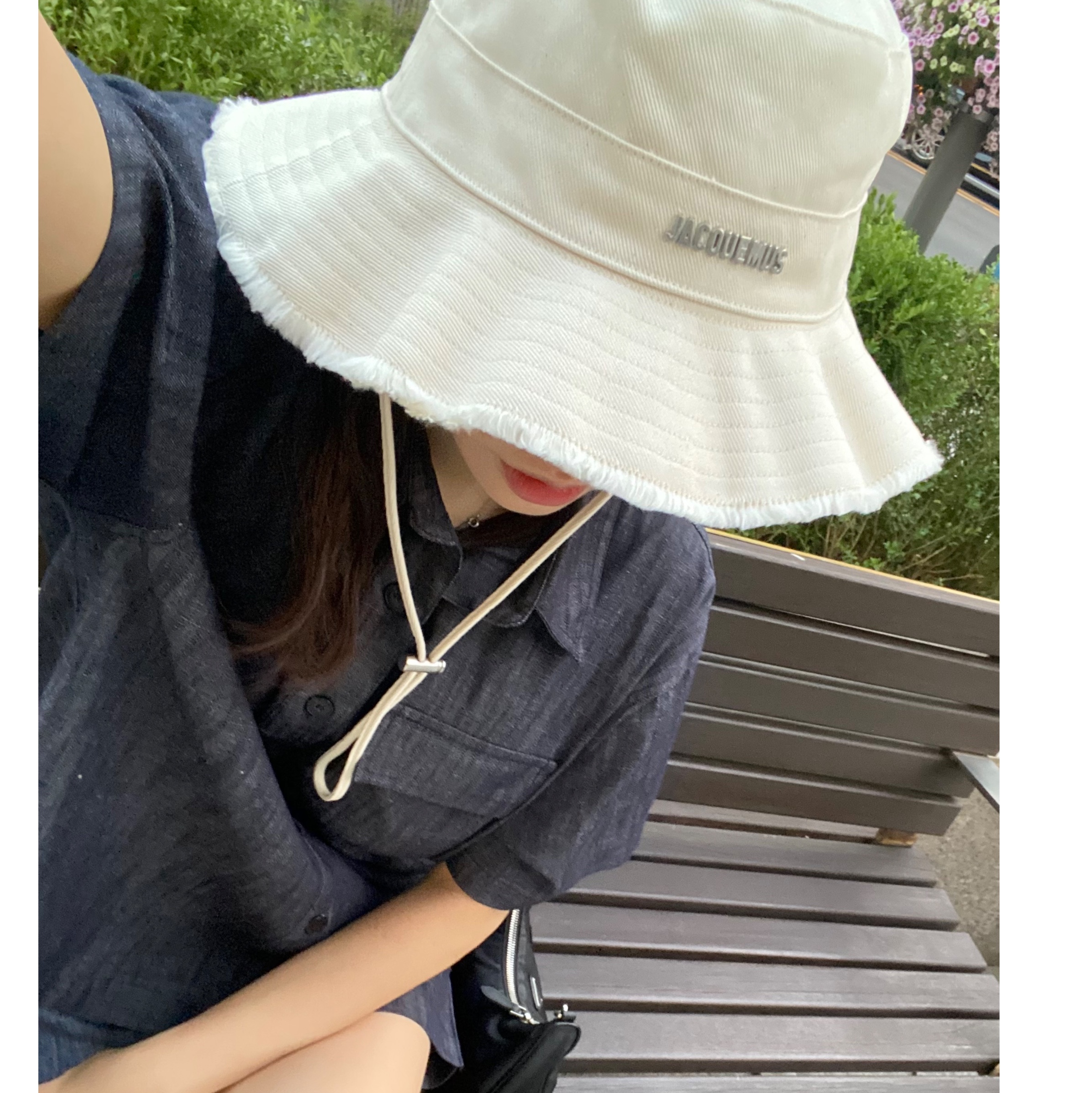 Jacquemus Le Bob Artichaut Bucket Hat Off White, Arc'teryx Heliad 15 Backpack Black 착용 스타일 - 1