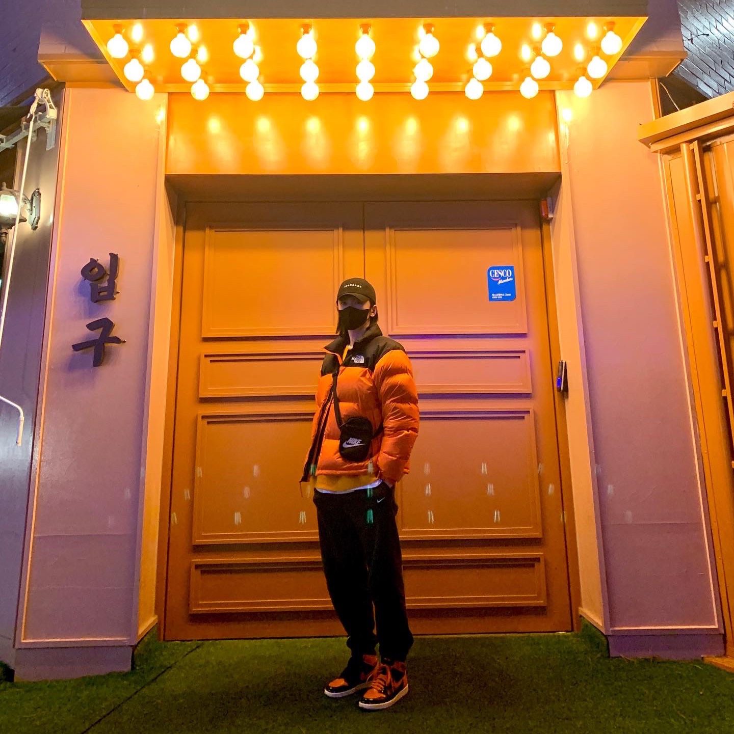 The North Face 1996 Eco Nuptse Jacket Orange, Nike NRG Solo Swoosh Fleece Pants Black - US/EU 착용 스타일 - 2