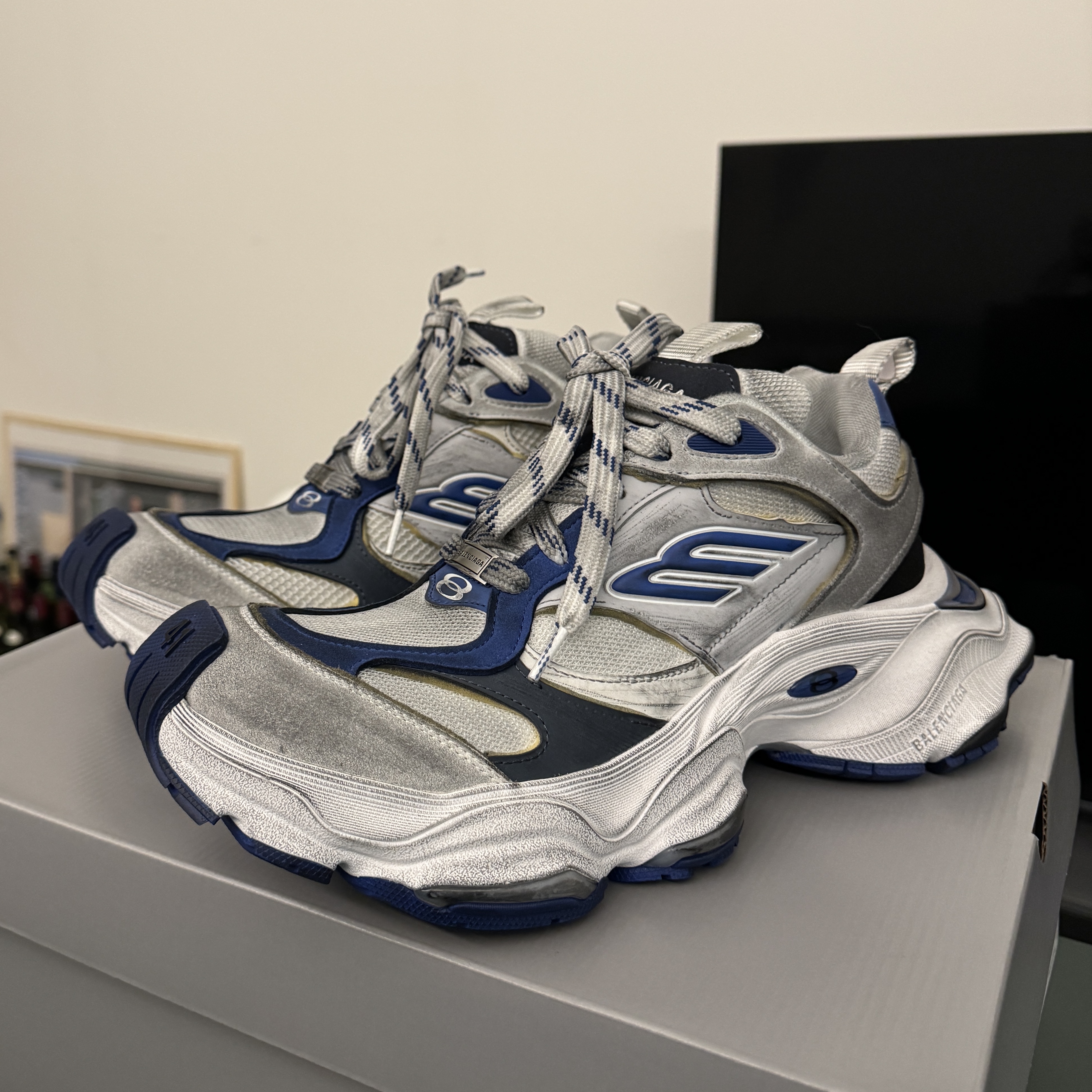 Balenciaga Cargo Sneakers Grey White Blue 착용 스타일 - 3