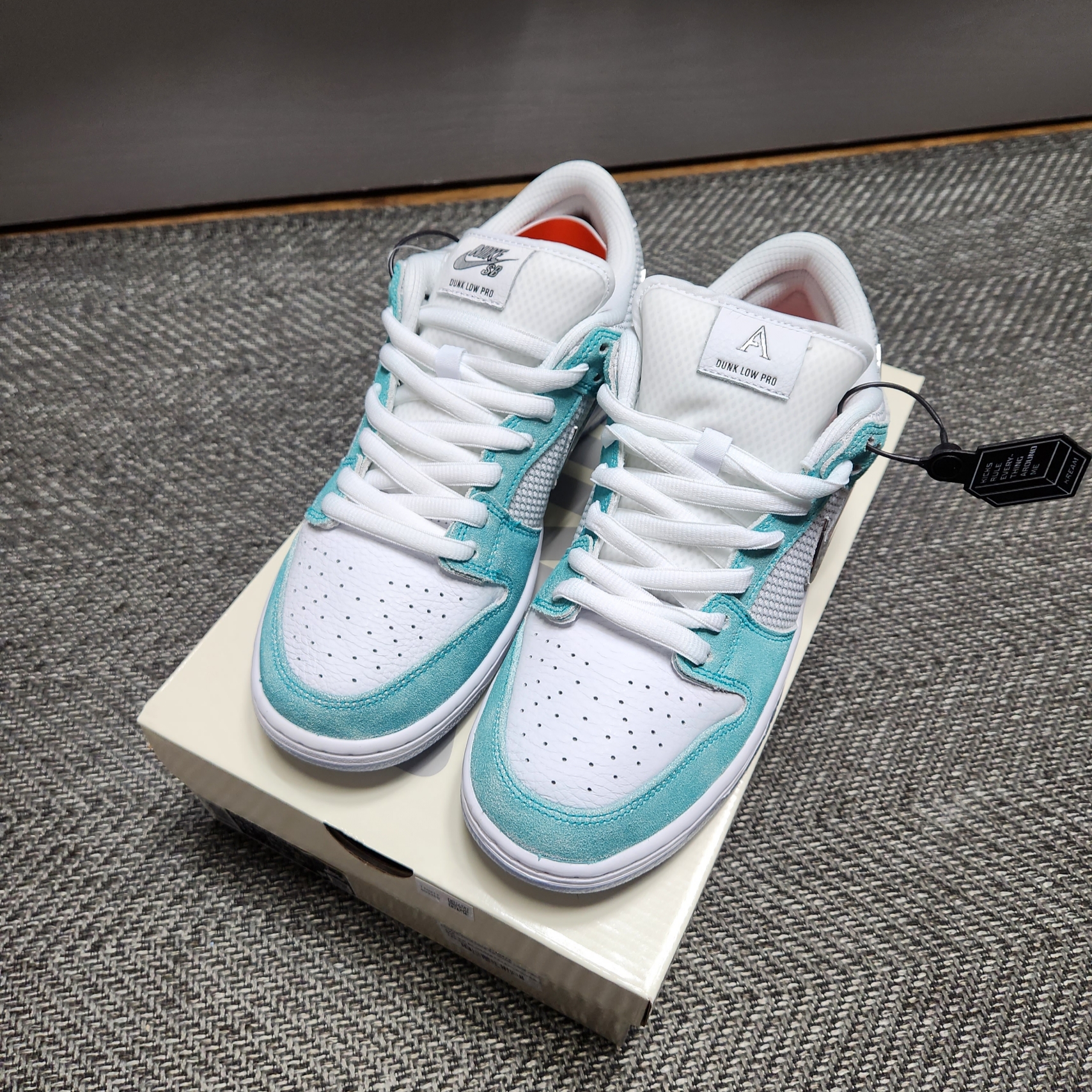 Nike x April Skateboards SB Dunk Low Pro QS Racer Blue Metallic Silver 착용 스타일
