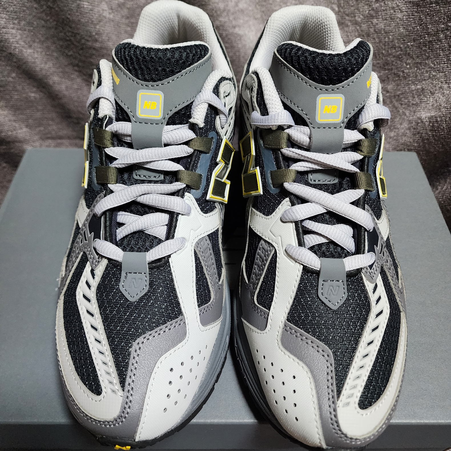 New Balance 1906N Castlerock Ginger Lemon, New Balance 1906R White Gold 착용 스타일 - 2