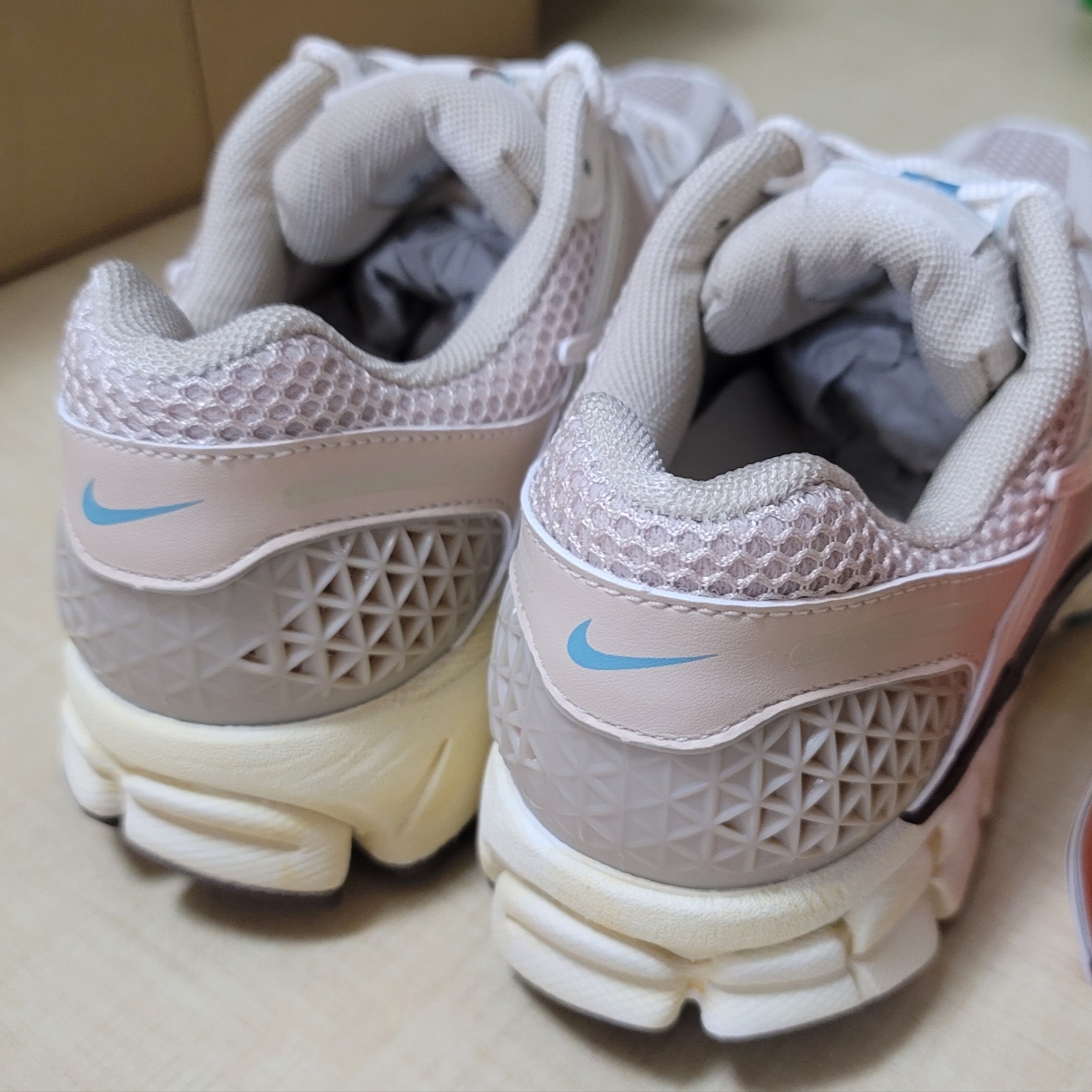 (W) Nike Zoom Vomero 5 Oatmeal 착용 스타일 - 2