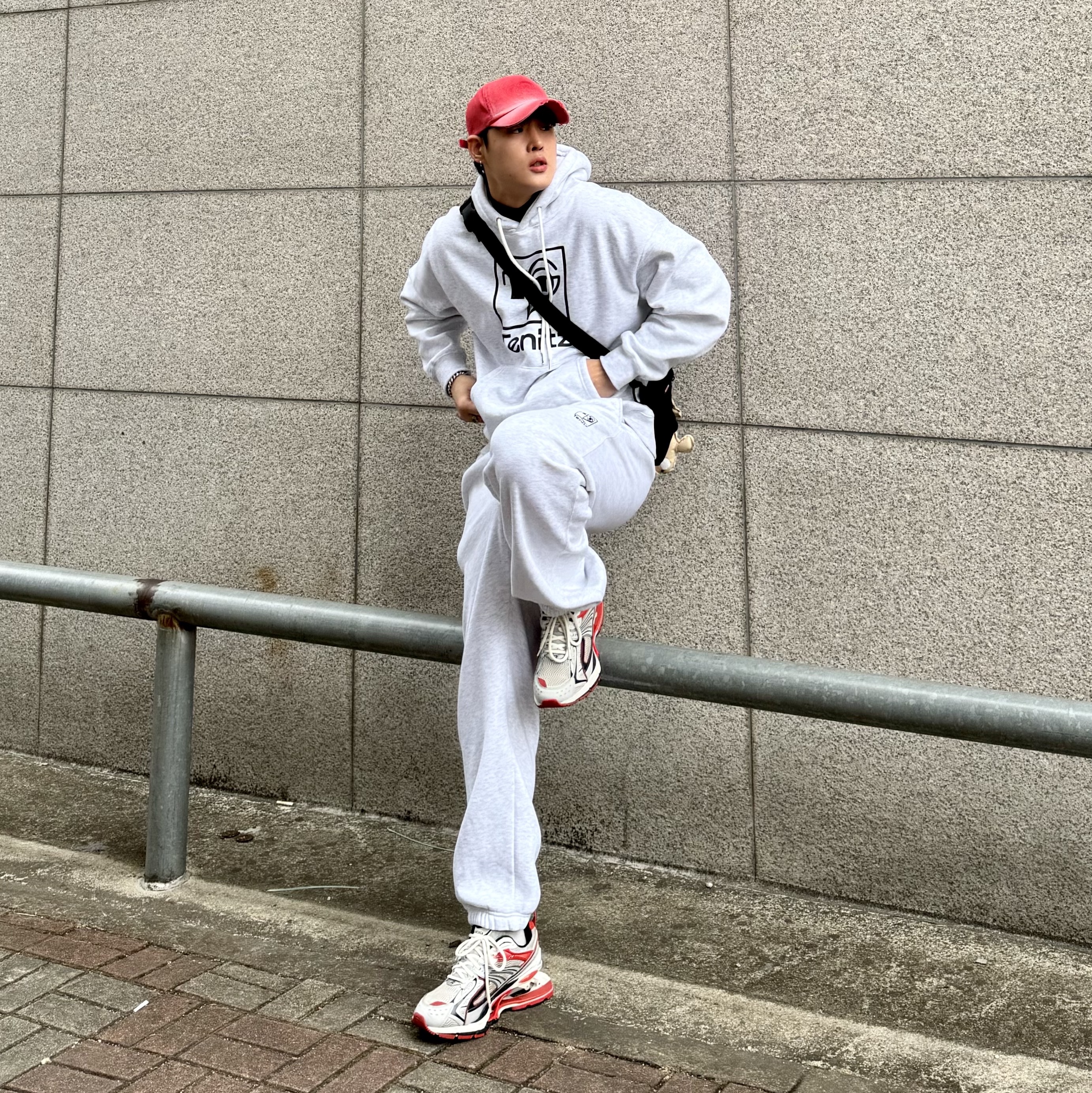 Balenciaga X-Pander Sneakers Red Silver 착용 스타일 - 3