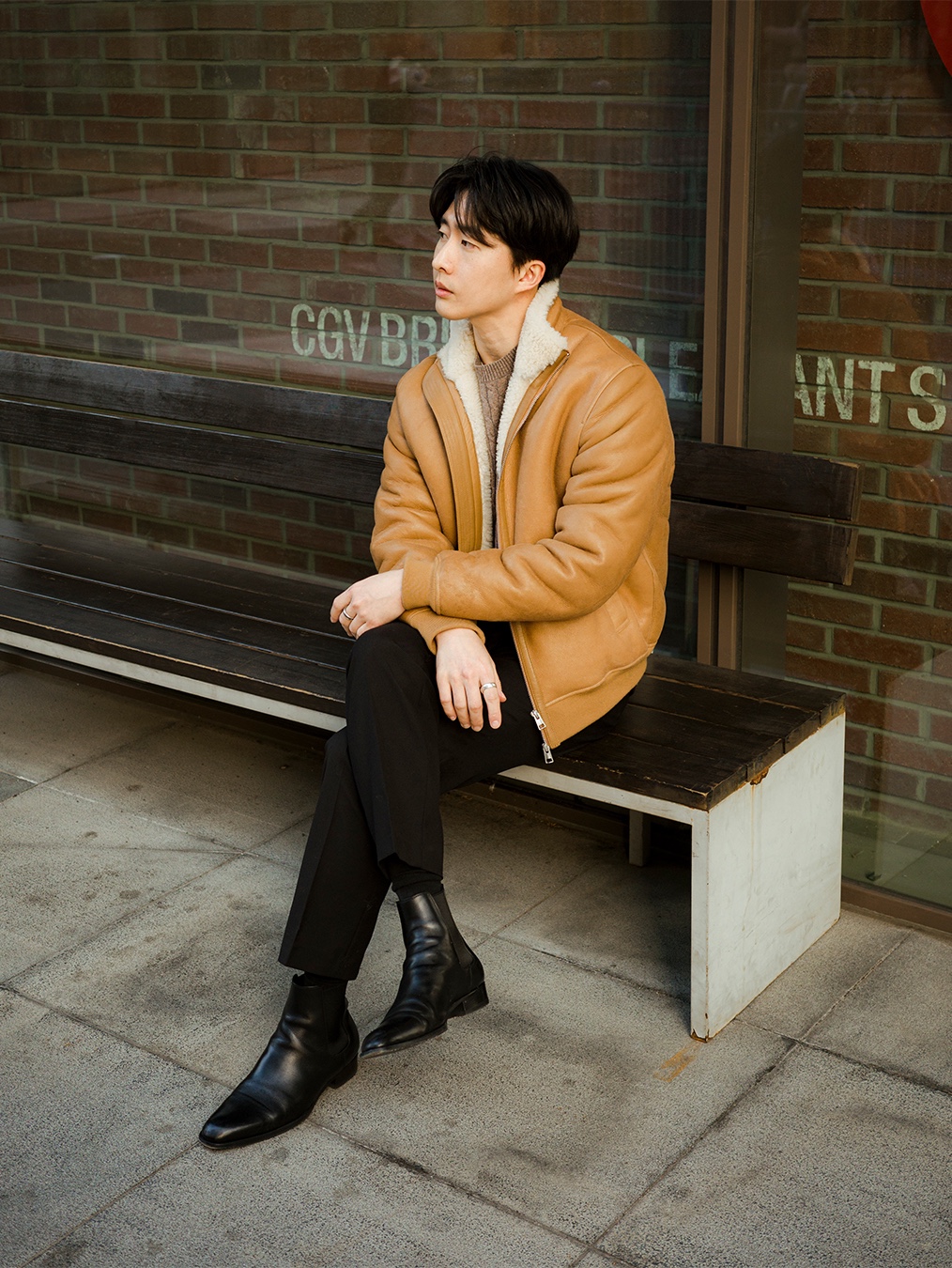 Saint Laurent Wyatt Chelsea Boots in Smooth Leather Black 착용 스타일 - 1