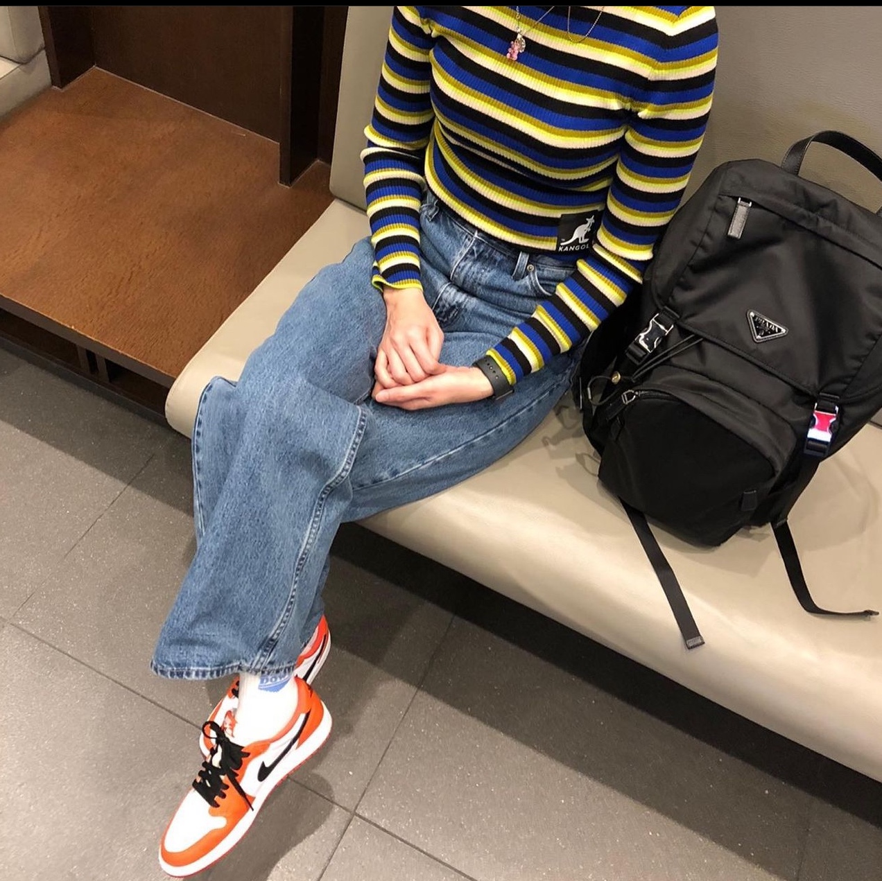 (W) Jordan 1 Low OG Starfish, Prada Re-Nylon Backpack Black 착용 스타일