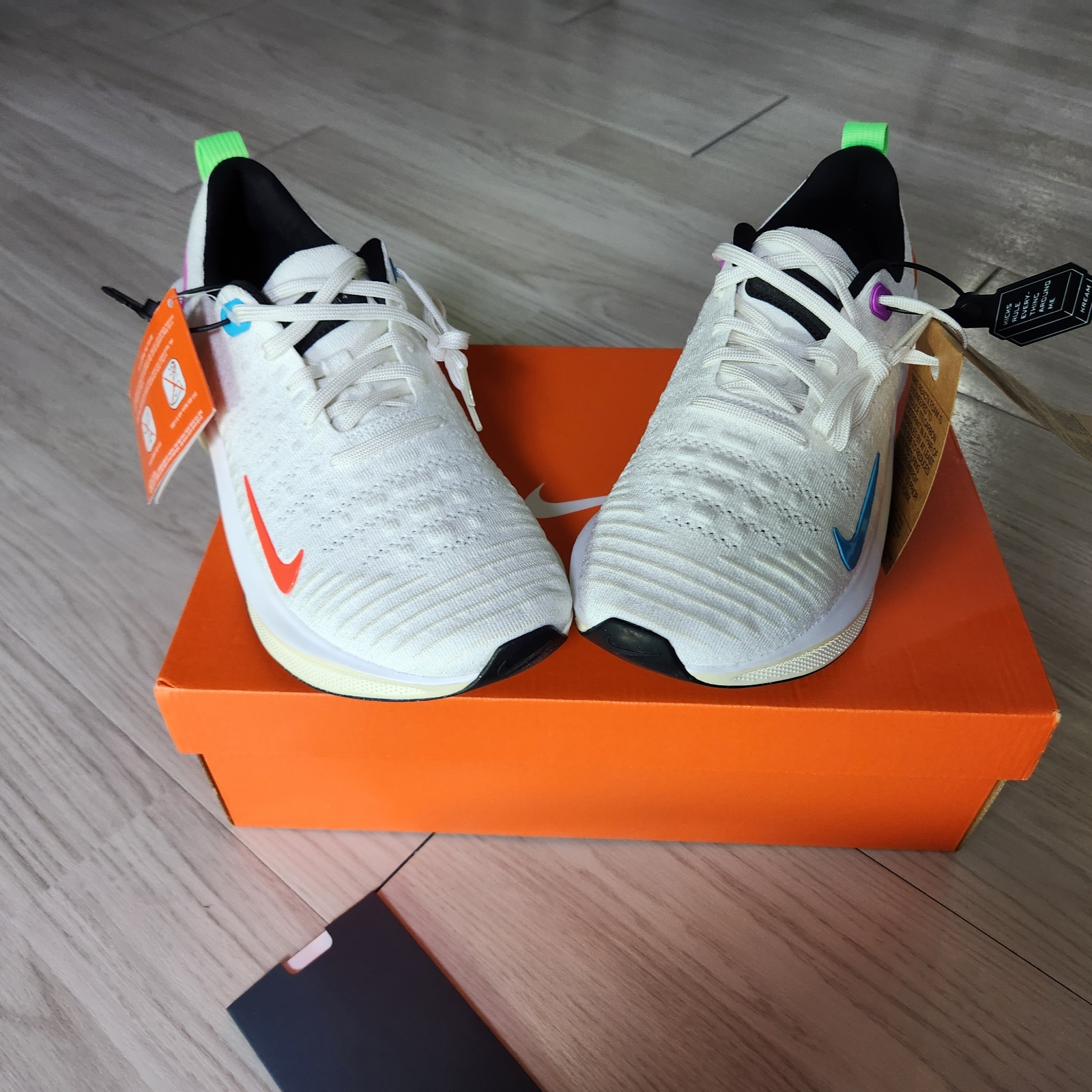 Nike Infinity Run 4 SE White Fuchsia Dream 착용 스타일 - 4
