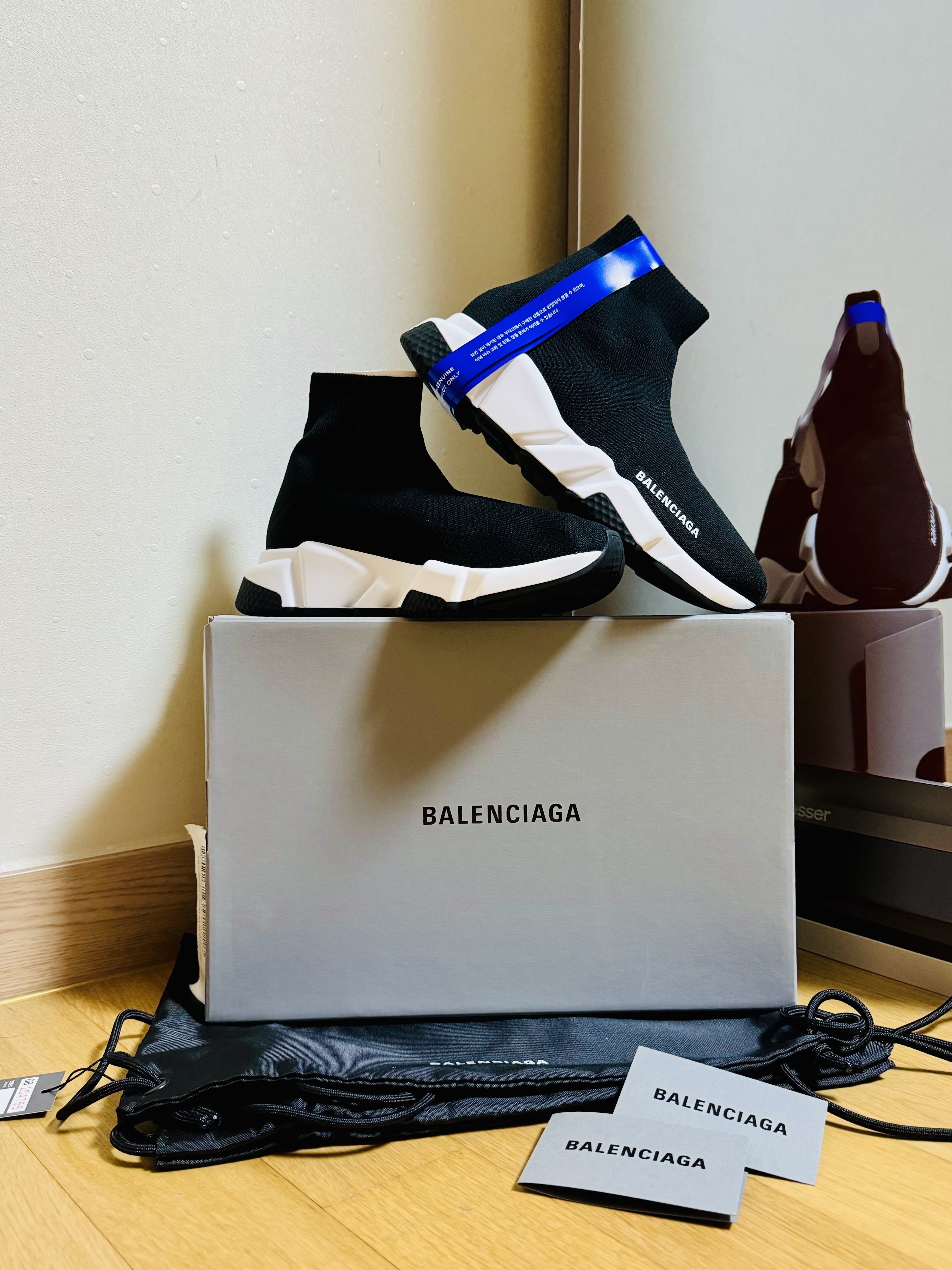 (W) Balenciaga Speed Trainer Black White 2021/2022 착용 스타일