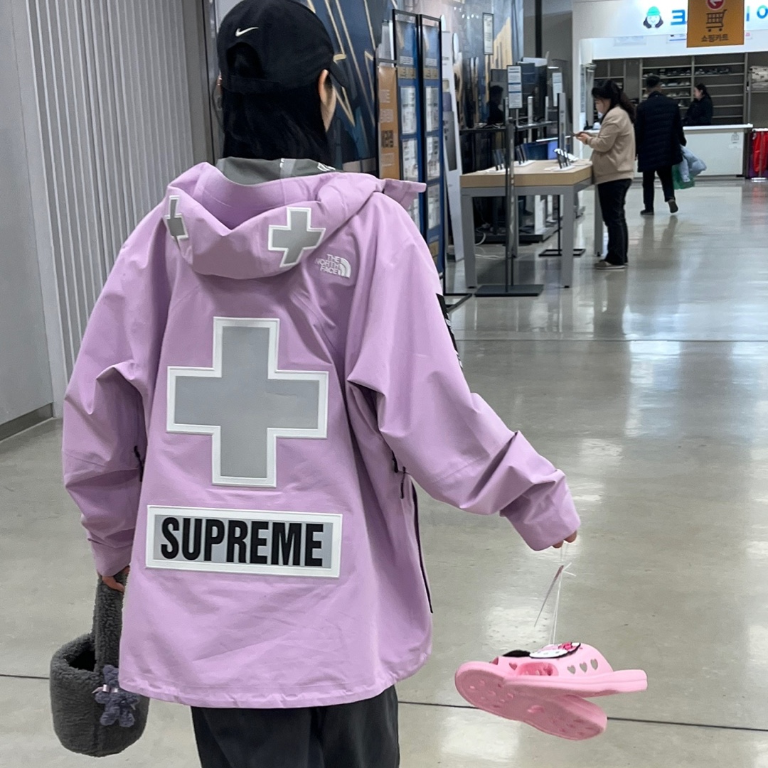 Supreme x The North Face Summit Series Rescue Mountain Pro Jacket Light Purple - 22SS 착용 스타일 - 1