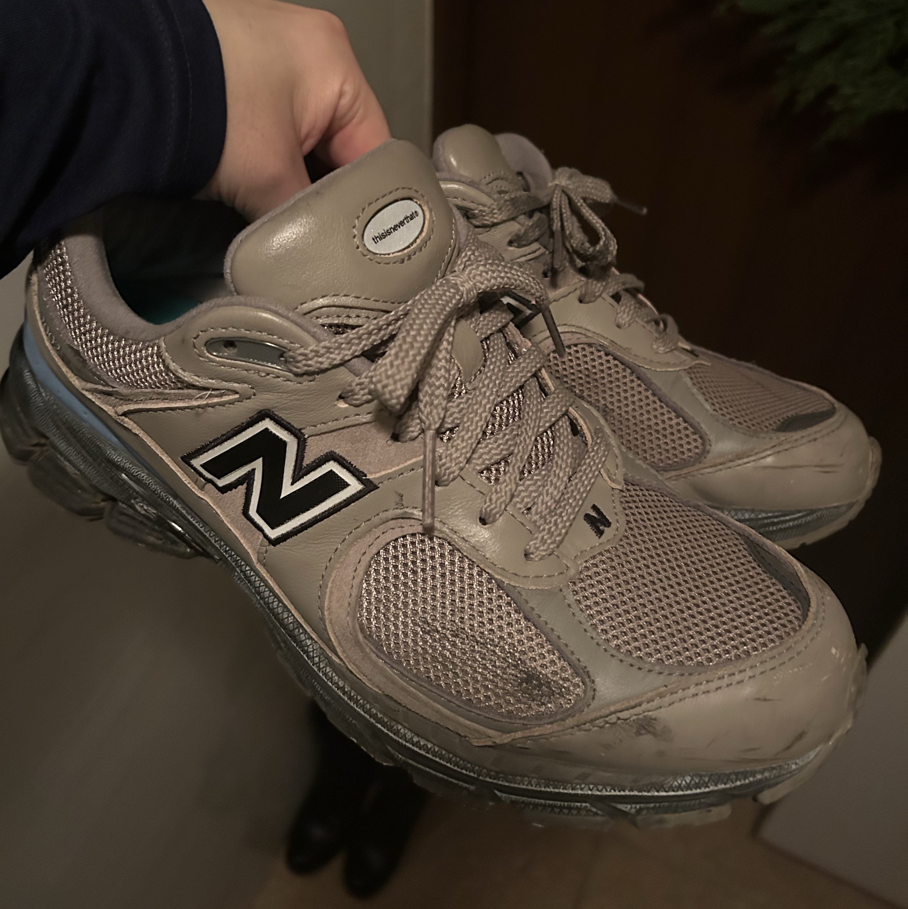 New Balance x thisisneverthat 2002R Khaki 착용 스타일