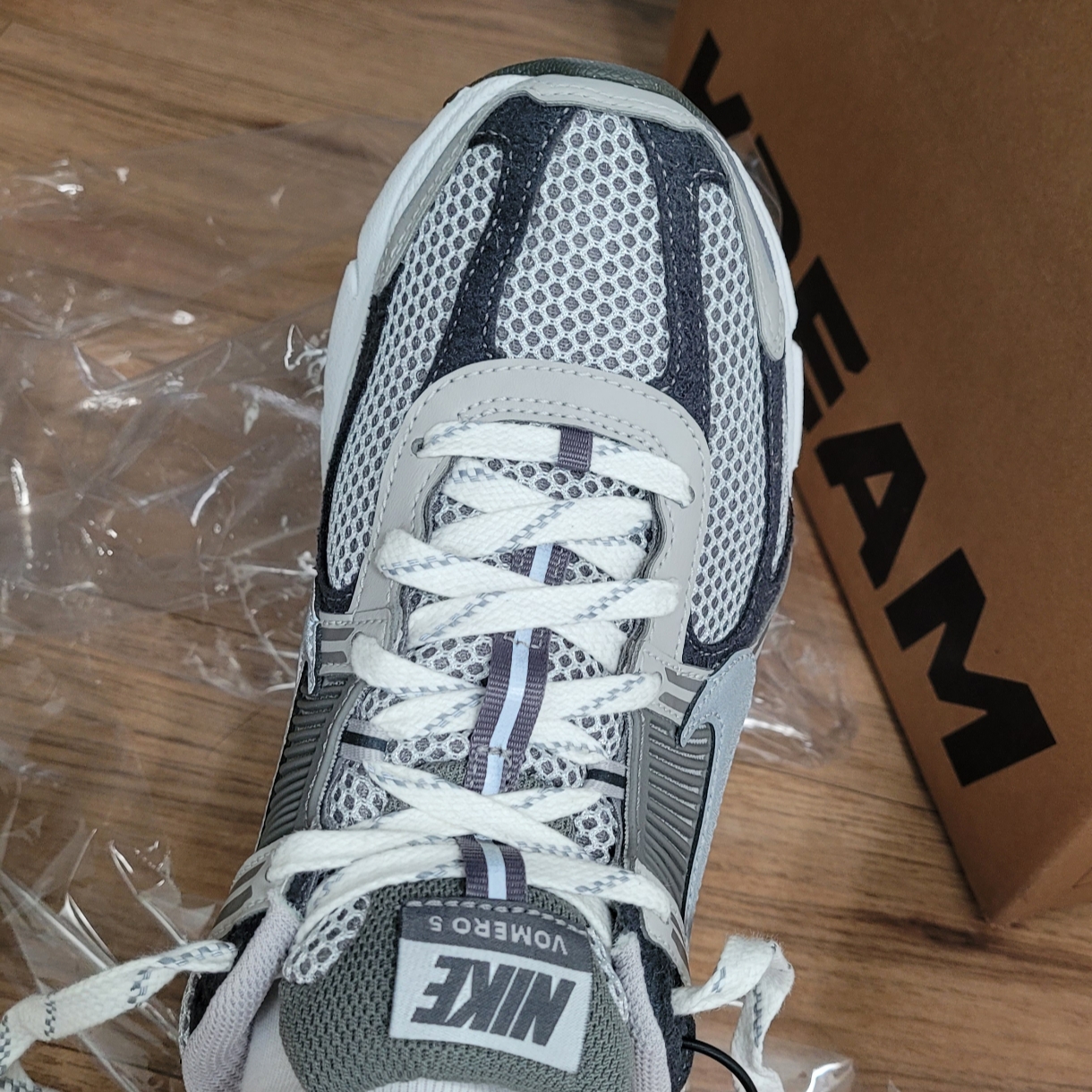 Nike Zoom Vomero 5 PRM Light Iron Ore and Flat Fewter 착용 스타일