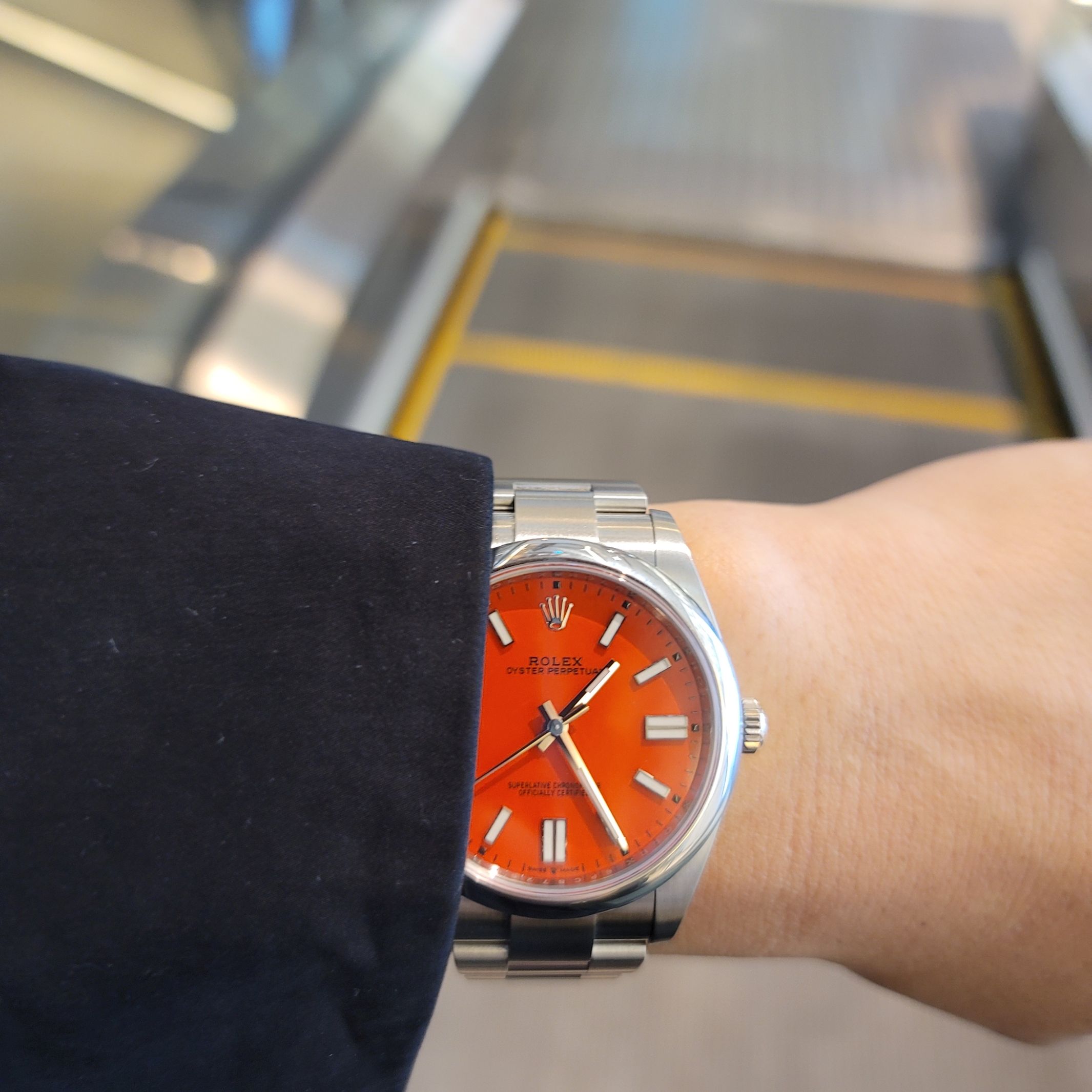 Rolex Oyster Perpetual 41mm 124300 Coral Red Oyster 착용 스타일 - 2