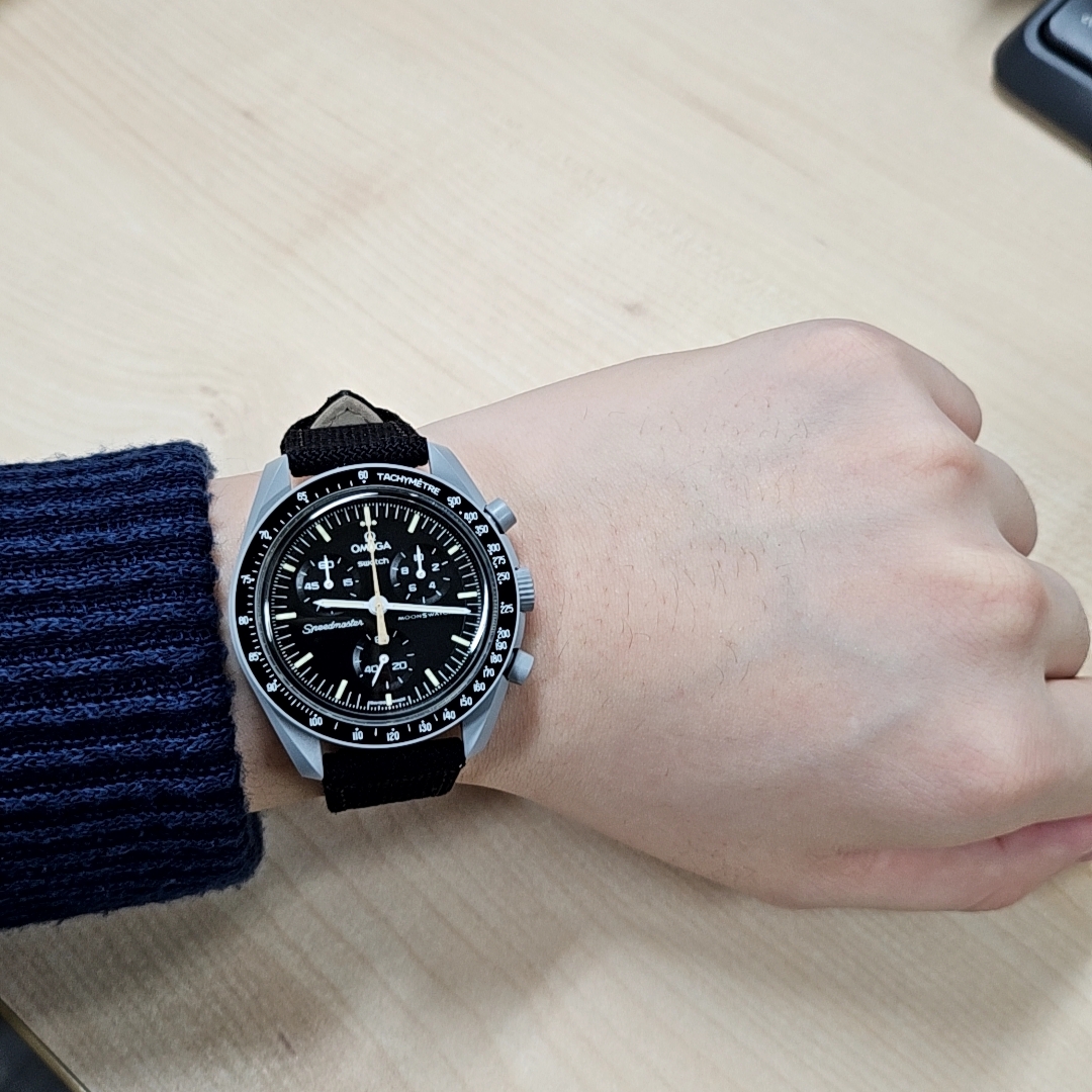 Swatch x Omega Bioceramic MoonSwatch Mission To The Moon Moonshine Gold Cold Moon 착용 스타일