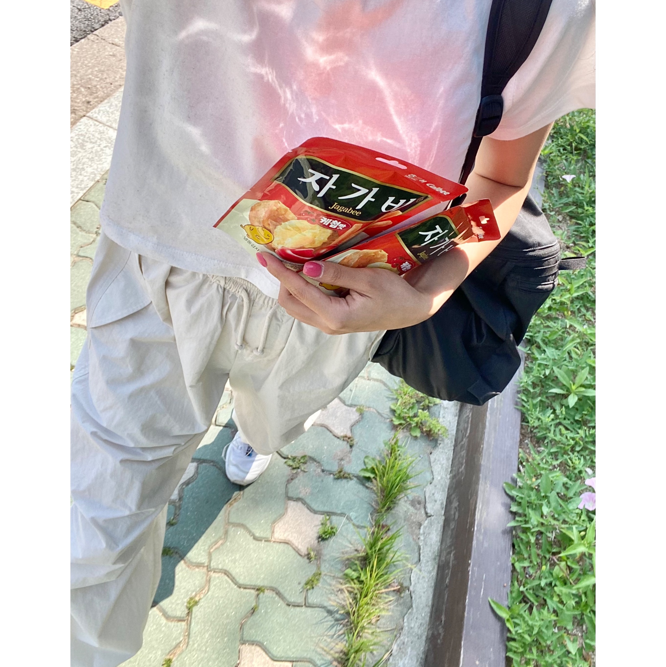 Jacquemus Le Bob Artichaut Bucket Hat Off White, Arc'teryx Heliad 15 Backpack Black 착용 스타일 - 3