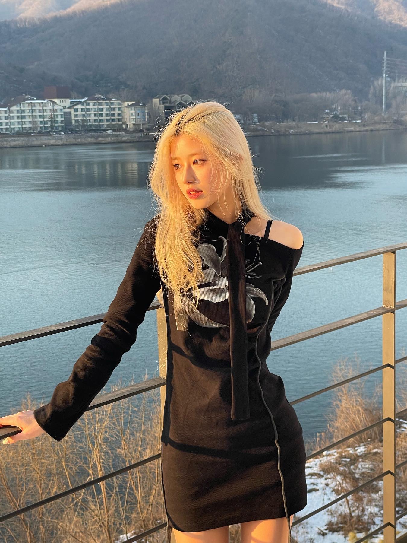 Elfelfelf Archives Women Lily Scarf Top Black, Elfelfelf Archives Women Lily Scarf Top Ivory 착용 스타일