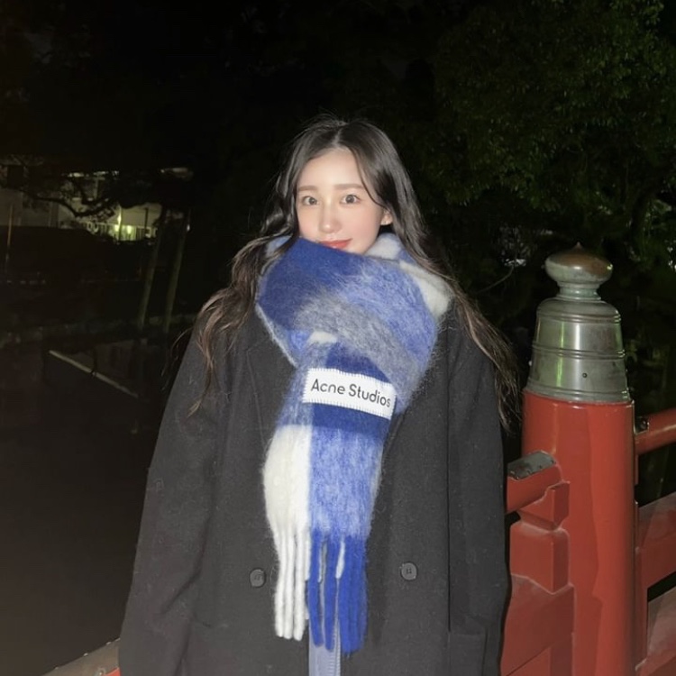 Acne Studios Mohair Check Muffler White Grey Royal Blue 착용 스타일