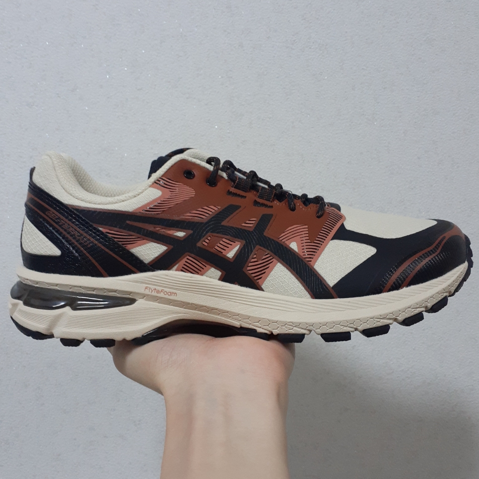 Asics Gel-Terrain Vanilla Black 착용 스타일
